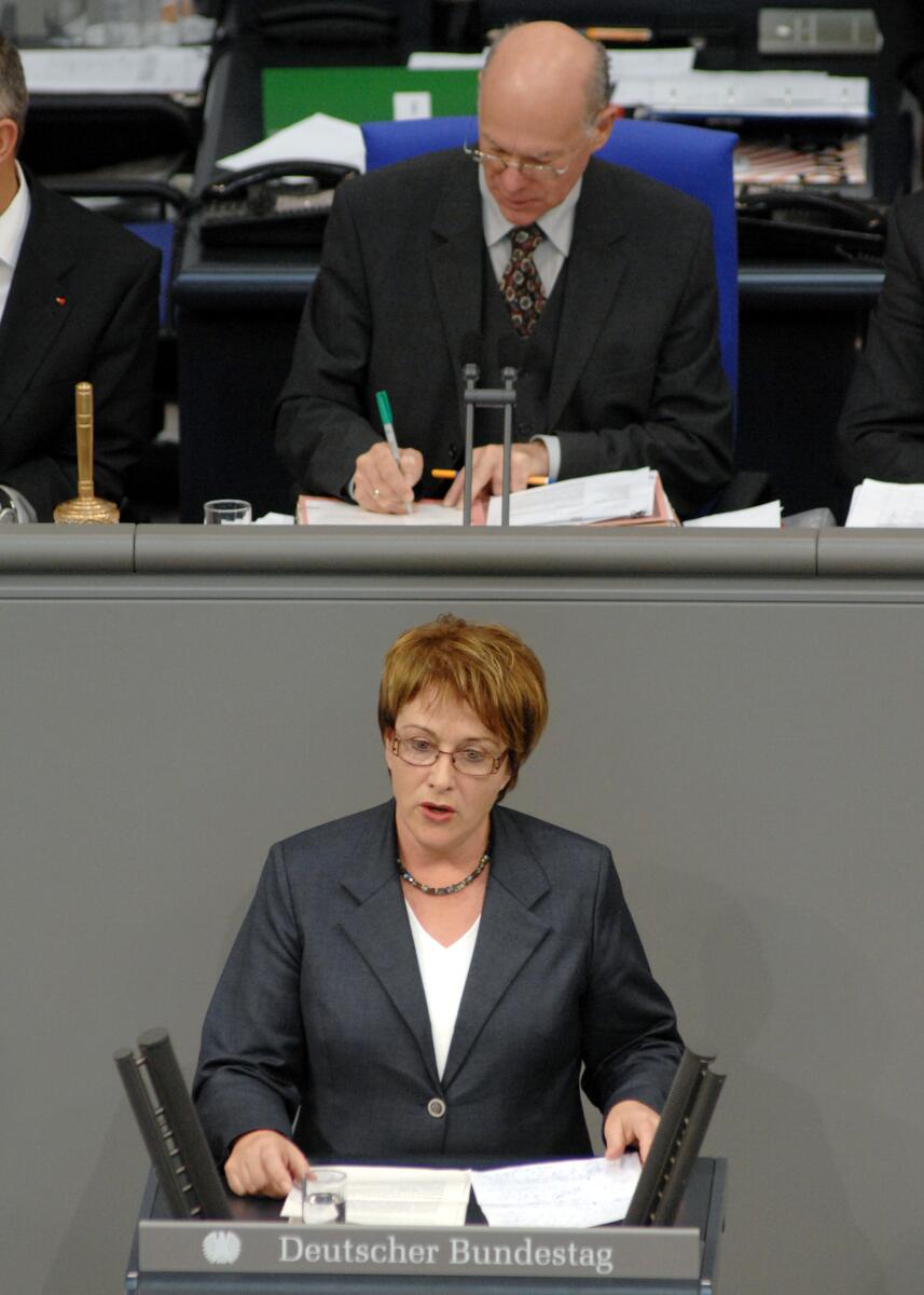 Karin Evers-Meyer, SPD, Bundestagsabgeordnete, Abgeordnete, Mitglied des Deutschen Bundestages, MdB, Rede, Deutscher Bundestag, 7. Sitzung, TOP 3, Thema: Bundeswehreinsatz Afghanistan (ISAF), Vorsitz: Bundestagspräsident Prof. Dr. Norbert Lammert, CDU/CSU.; Rednerpult. Evers-Meyer, Karin; Lammert, Norbert Karin Evers-Meyer, SPD, Bundestagsabgeordnete, Abgeordnete, Mitglied des Deutschen Bundestages, MdB, Rede, Deutscher Bundestag, 7. Sitzung, TOP 3, Thema: Bundeswehreinsatz Afghanistan (ISAF), Vorsitz: Bundestagspräsident Prof. Dr. Norbert Lammert, CDU/CSU.; Rednerpult.