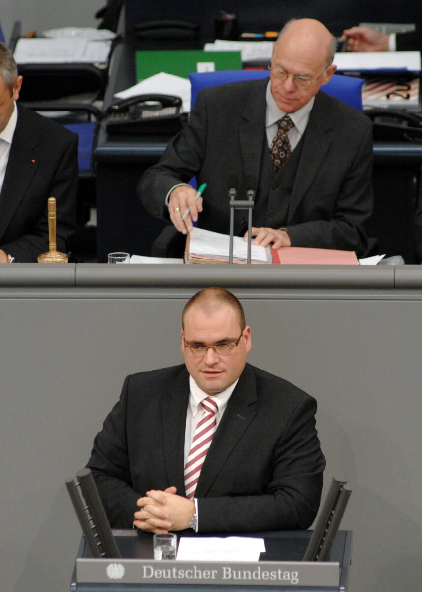 Holger Haibach, CDU/CSU, Bundestagsabgeordneter, Abgeordneter, Mitglied des Deutschen Bundestages, MdB, Rede, Deutscher Bundestag, 7. Sitzung, TOP 3, Thema: Bundeswehreinsatz Afghanistan (ISAF), Vorsitz: Bundestagspräsident Prof. Dr. Norbert Lammert, CDU/CSU.; Rednerpult. Haibach, Holger; Lammert, Norbert Holger Haibach, CDU/CSU, Bundestagsabgeordneter, Abgeordneter, Mitglied des Deutschen Bundestages, MdB, Rede, Deutscher Bundestag, 7. Sitzung, TOP 3, Thema: Bundeswehreinsatz Afghanistan (ISAF), Vorsitz: Bundestagspräsident Prof. Dr. Norbert Lammert, CDU/CSU.; Rednerpult.