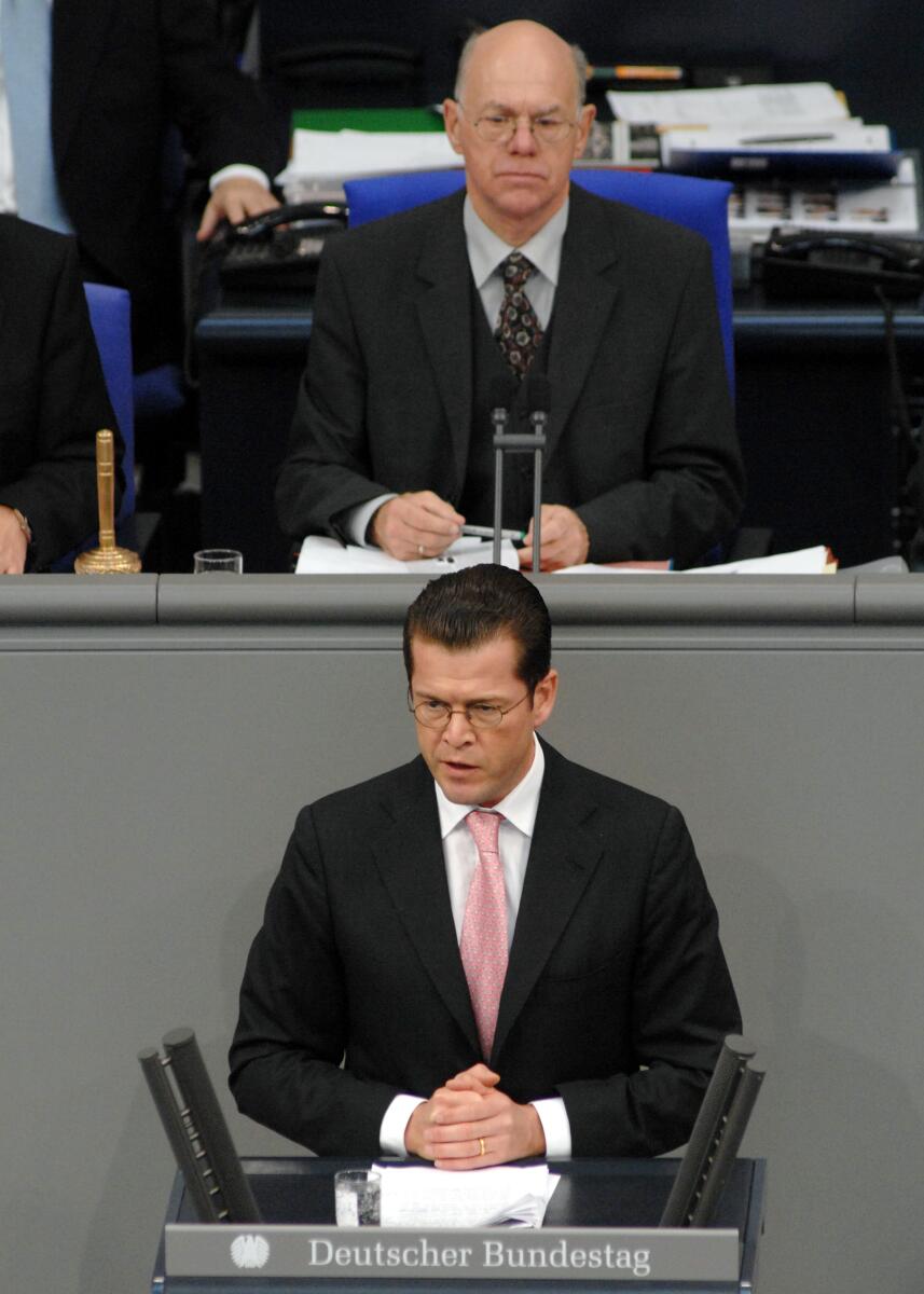 Dr. Karl-Theodor Freiherr zu Guttenberg, BMin., CDU/CSU, Bundestagsabgeordneter, Abgeordneter, Mitglied des Deutschen Bundestages, MdB, Rede, Deutscher Bundestag, 7. Sitzung, TOP 3, Thema: Bundeswehreinsatz Afghanistan (ISAF), Redner 3. Vorsitz: Bundestagsvizepräsident Prof. Dr. Norbert Lammert, CDU/CSU.; Rednerpult. Guttenberg, Karl-Theodor Freiherr zu; Lammert, Norbert Dr. Karl-Theodor Freiherr zu Guttenberg, BMin., CDU/CSU, Bundestagsabgeordneter, Abgeordneter, Mitglied des Deutschen Bundestages, MdB, Rede, Deutscher Bundestag, 7. Sitzung, TOP 3, Thema: Bundeswehreinsatz Afghanistan (ISAF), Redner 3. Vorsitz: Bundestagsvizepräsident Prof. Dr. Norbert Lammert, CDU/CSU.; Rednerpult.