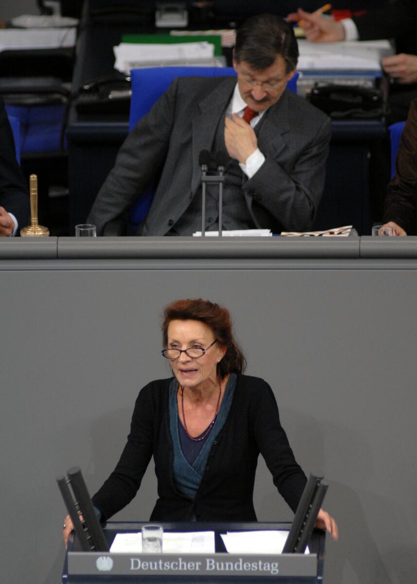 Ulla Jelpke, DIE LINKE., Bundestagsabgeordnete, Abgeordnete, Mitglied des Deutschen Bundestages, MdB, Rede, Deutscher Bundestag, 4. Sitzung, TOP 1, Thema: Innen, Vorsitz: Bundestagsvizepräsident Dr. Hermann Otto Solms, FDP.; Rednerpult. Jelpke, Ulla; Solms, Hermann Otto Ulla Jelpke, DIE LINKE., Bundestagsabgeordnete, Abgeordnete, Mitglied des Deutschen Bundestages, MdB, Rede, Deutscher Bundestag, 4. Sitzung, TOP 1, Thema: Innen, Vorsitz: Bundestagsvizepräsident Dr. Hermann Otto Solms, FDP.; Rednerpult.