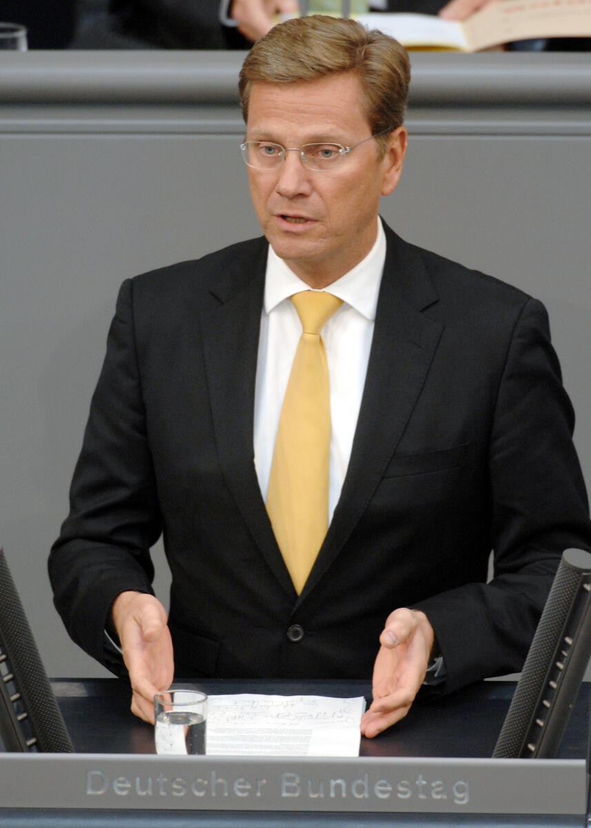 Westerwelle, Guido Dr. Guido Westerwelle, FDP, Bundestagsabgeordneter, Abgeordneter, Mitglied des Deutschen Bundestages, MdB, Rede, Deutscher Bundestag, 233. Sitzung, ZP 1, Thema: Reg.Erkl. durch die Bundeskanzlerin zu den aktuellen Ereignissen in Afghanistan und anschliessende Debatte, Redner 2.; Rednerpult.
