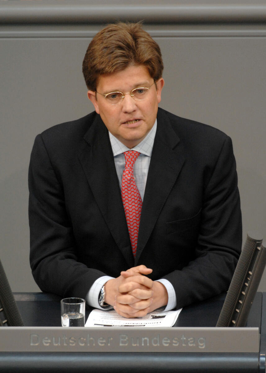 Eckart von Klaeden, CDU/CSU, Bundestagsabgeordneter, Abgeordneter, Mitglied des Deutschen Bundestages, MdB, Rede, Deutscher Bundestag, 233. Sitzung, ZP 1, Thema: Reg.Erkl. durch die Bundeskanzlerin zu den aktuellen Ereignissen in Afghanistan und anschliessende Debatte, Redner 7.; Rednerpult. Klaeden, Eckart von Eckart von Klaeden, CDU/CSU, Bundestagsabgeordneter, Abgeordneter, Mitglied des Deutschen Bundestages, MdB, Rede, Deutscher Bundestag, 233. Sitzung, ZP 1, Thema: Reg.Erkl. durch die Bundeskanzlerin zu den aktuellen Ereignissen in Afghanistan und anschliessende Debatte, Redner 7.; Rednerpult.