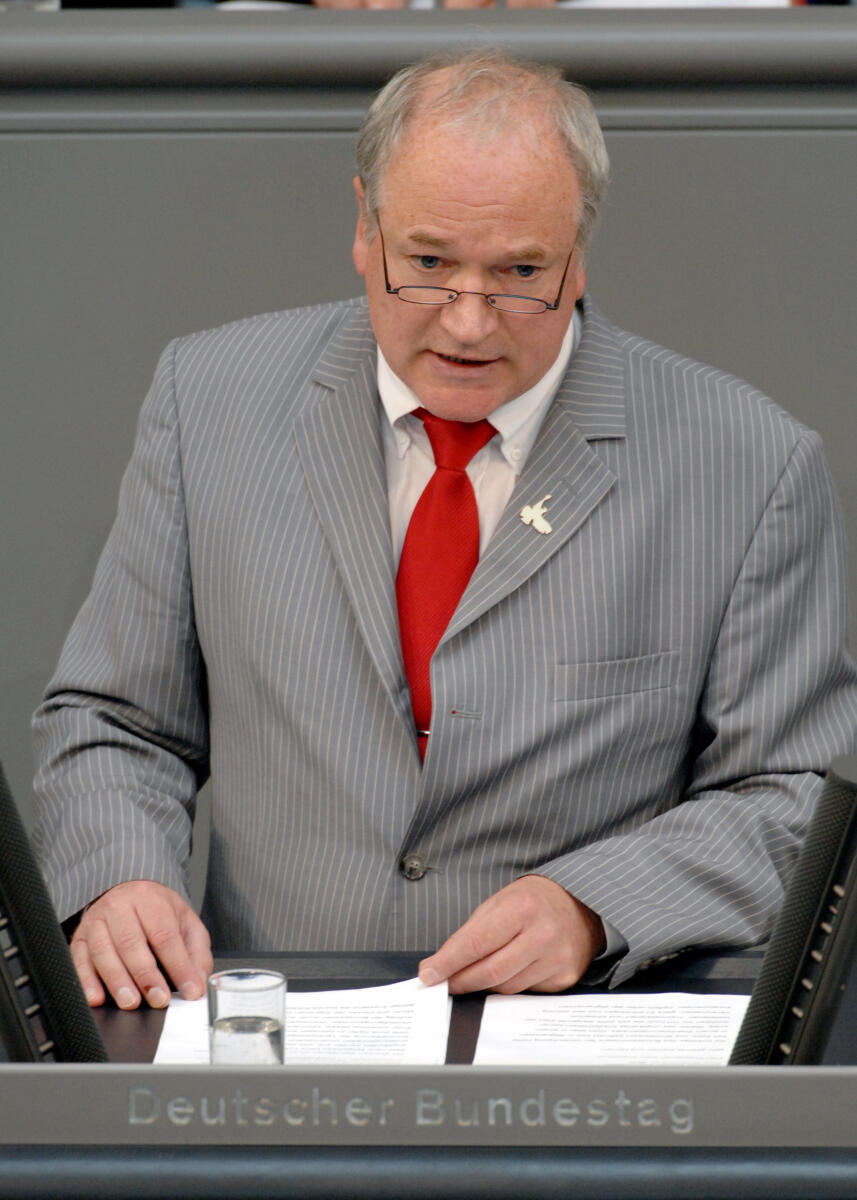 Gert Winkelmeier, fraktionslos, Bundestagsabgeordneter, Abgeordneter, Mitglied des Deutschen Bundestages, MdB, Rede, Deutscher Bundestag, 233. Sitzung, ZP 1, Thema: Reg.Erkl. durch die Bundeskanzlerin zu den aktuellen Ereignissen in Afghanistan und anschliessende Debatte, Redner 8.; Rednerpult. Winkelmeier, Gert Gert Winkelmeier, fraktionslos, Bundestagsabgeordneter, Abgeordneter, Mitglied des Deutschen Bundestages, MdB, Rede, Deutscher Bundestag, 233. Sitzung, ZP 1, Thema: Reg.Erkl. durch die Bundeskanzlerin zu den aktuellen Ereignissen in Afghanistan und anschliessende Debatte, Redner 8.; Rednerpult.