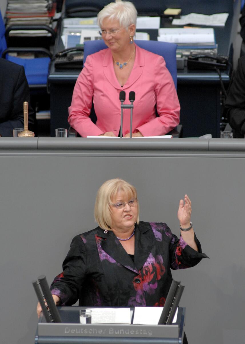 Waltraud Lehn, SPD, Bundestagsabgeordnete, Abgeordnete, Mitglied des Deutschen Bundestages, MdB, Rede, Deutscher Bundestag, 227. Sitzung, TOP 5, Thema: Staatsgarantie für Sozialversicherungen, Vorsitz: Bundestagsvizepräsidentin Gerda Hasselfeldt, CDU/CSU.; Rednerpult. Lehn, Waltraud; Hasselfeldt, Gerda Waltraud Lehn, SPD, Bundestagsabgeordnete, Abgeordnete, Mitglied des Deutschen Bundestages, MdB, Rede, Deutscher Bundestag, 227. Sitzung, TOP 5, Thema: Staatsgarantie für Sozialversicherungen, Vorsitz: Bundestagsvizepräsidentin Gerda Hasselfeldt, CDU/CSU.; Rednerpult.