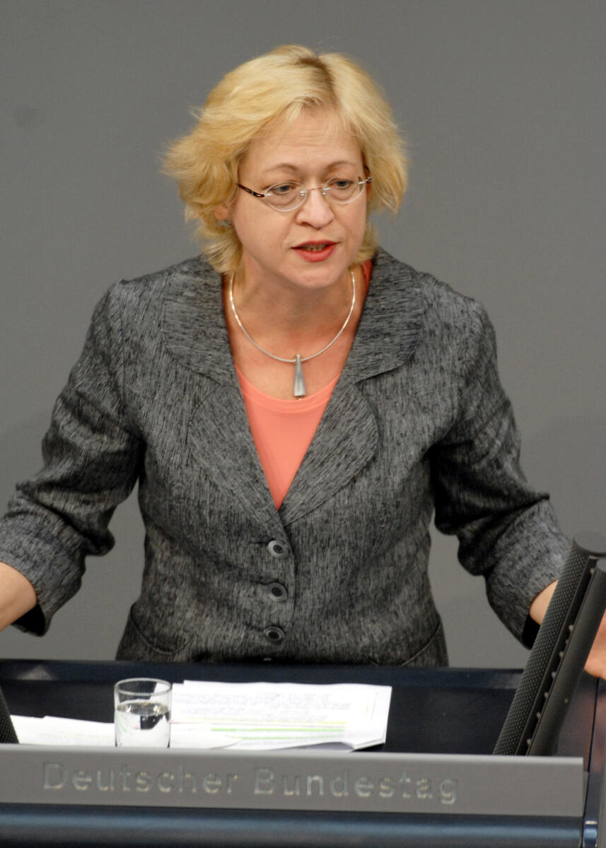 Dr. Barbara Höll, DIE LINKE., Bundestagsabgeordnete, Abgeordnete, Mitglied des Deutschen Bundestages, MdB, Rede, Deutscher Bundestag, 224. Sitzung, TOP 5, Thema: Stabilisierung des Finanzmarktes, Redner 4.; Rednerpult. Höll, Barbara Dr. Barbara Höll, DIE LINKE., Bundestagsabgeordnete, Abgeordnete, Mitglied des Deutschen Bundestages, MdB, Rede, Deutscher Bundestag, 224. Sitzung, TOP 5, Thema: Stabilisierung des Finanzmarktes, Redner 4.; Rednerpult.