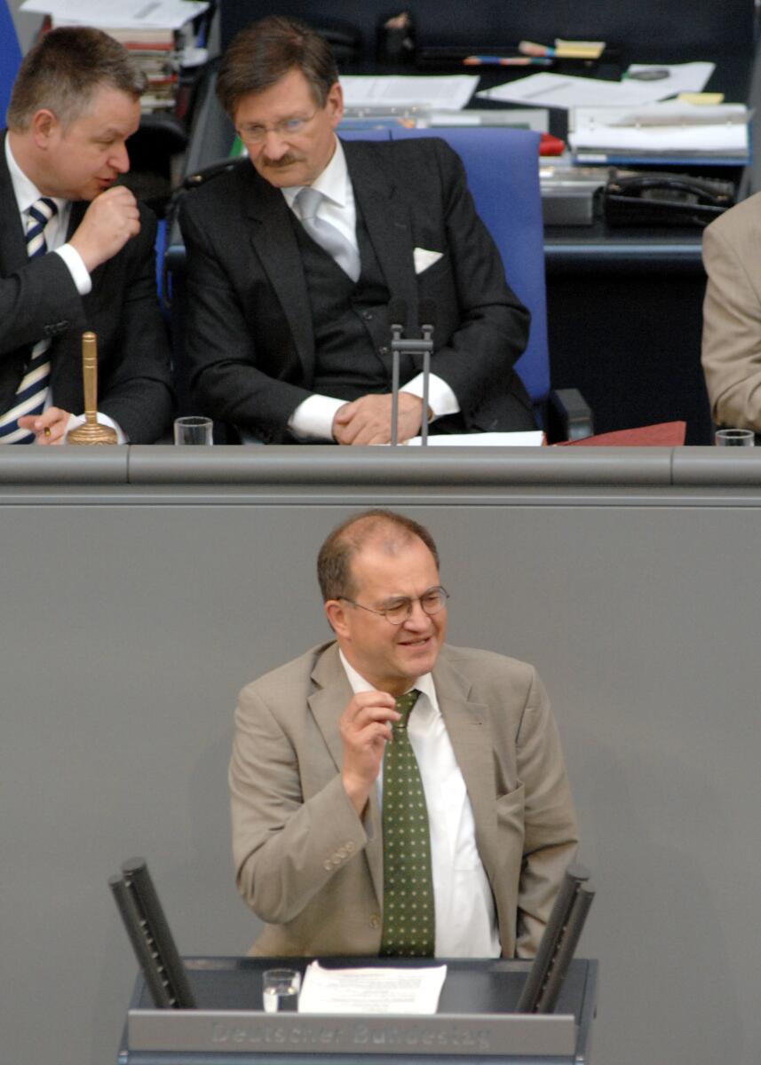 Vaatz, Arnold; Solms, Hermann Otto Arnold Vaatz, CDU/CSU, Bundestagsabgeordneter, Abgeordneter, Mitglied des Deutschen Bundestages, MdB, Rede, Deutscher Bundestag, 222. Sitzung, TOP 15, Thema: 60 Jahre Grundgesetz, Vorsitz: Bundestagsvizepräsident Dr. Hermann Otto Solms, FDP.; Rednerpult.
