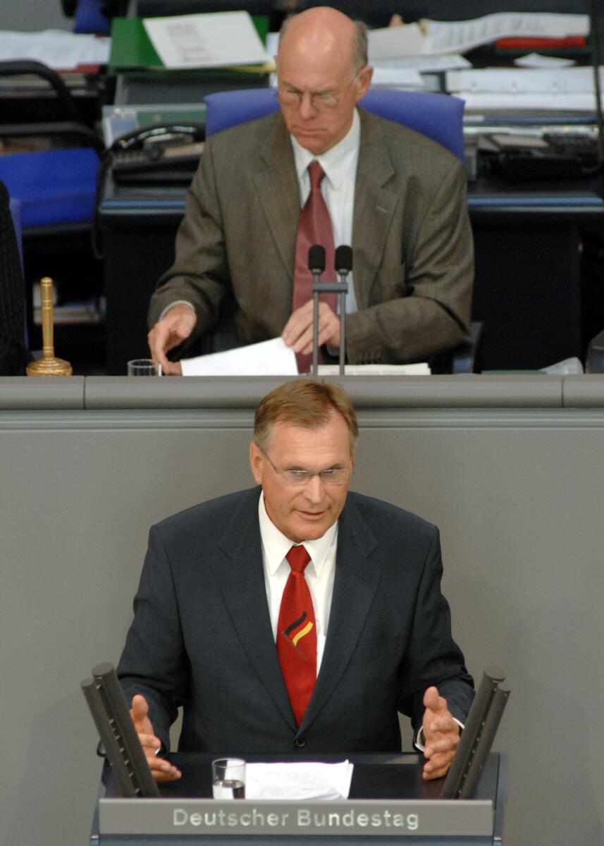 Singhammer, Johannes; Lammert, Norbert Johannes Singhammer, CDU/CSU, Bundestagsabgeordneter, Abgeordneter, Mitglied des Deutschen Bundestages, MdB, Rede, Deutscher Bundestag, 221. Sitzung, TOP 3, Thema: Schwangerschaftskonfliktgesetz, Vorsitz: Bundestagspräsident Prof. Dr. Norbert Lammert, CDU/CSU.; Rednerpult.