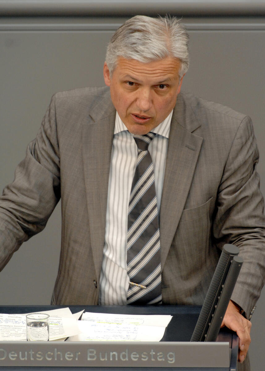 Manfred Kolbe, CDU/CSU, Bundestagsabgeordneter, Abgeordneter, Mitglied des Deutschen Bundestages, MdB, Rede, Deutscher Bundestag, 220. Sitzung, TOP 15, Thema: Bekämpfung der Steuerhinterziehung, Redner 8.; Rednerpult. Kolbe, Manfred Manfred Kolbe, CDU/CSU, Bundestagsabgeordneter, Abgeordneter, Mitglied des Deutschen Bundestages, MdB, Rede, Deutscher Bundestag, 220. Sitzung, TOP 15, Thema: Bekämpfung der Steuerhinterziehung, Redner 8.; Rednerpult.