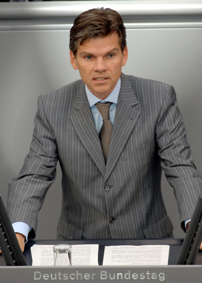 Ingo Wellenreuther, CDU/CSU, Bundestagsabgeordneter, Abgeordneter, Mitglied des Deutschen Bundestages, MdB, Rede, Deutscher Bundestag, 219. Sitzung, TOP 3, Thema: Kinderpornographie-Bekämpfungs-Gesetz, Redner 9.; Rednerpult. Wellenreuther, Ingo Ingo Wellenreuther, CDU/CSU, Bundestagsabgeordneter, Abgeordneter, Mitglied des Deutschen Bundestages, MdB, Rede, Deutscher Bundestag, 219. Sitzung, TOP 3, Thema: Kinderpornographie-Bekämpfungs-Gesetz, Redner 9.; Rednerpult.