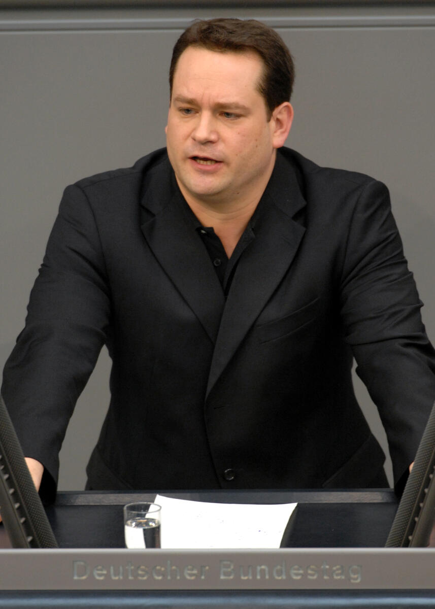 Alexander Bonde, Bündnis 90/Die Grünen, Bundestagsabgeordneter, Abgeordneter, Mitglied des Deutschen Bundestages, MdB, Rede, Deutscher Bundestag, 214. Sitzung, TOP 3, Thema: NATO-Gipfel, Redner 10.; Rednerpult. Bonde, Alexander Alexander Bonde, Bündnis 90/Die Grünen, Bundestagsabgeordneter, Abgeordneter, Mitglied des Deutschen Bundestages, MdB, Rede, Deutscher Bundestag, 214. Sitzung, TOP 3, Thema: NATO-Gipfel, Redner 10.; Rednerpult.