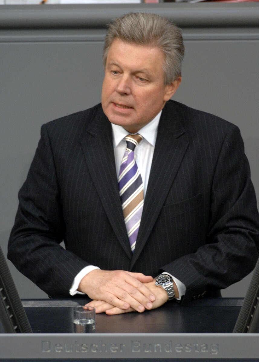 Dr. Rainer Stinner, FDP, Bundestagsabgeordneter, Abgeordneter, Mitglied des Deutschen Bundestages, MdB, Rede, Deutscher Bundestag, 214. Sitzung, TOP 3, Thema: NATO-Gipfel, Redner 8.; Rednerpult. Stinner, Rainer Dr. Rainer Stinner, FDP, Bundestagsabgeordneter, Abgeordneter, Mitglied des Deutschen Bundestages, MdB, Rede, Deutscher Bundestag, 214. Sitzung, TOP 3, Thema: NATO-Gipfel, Redner 8.; Rednerpult.