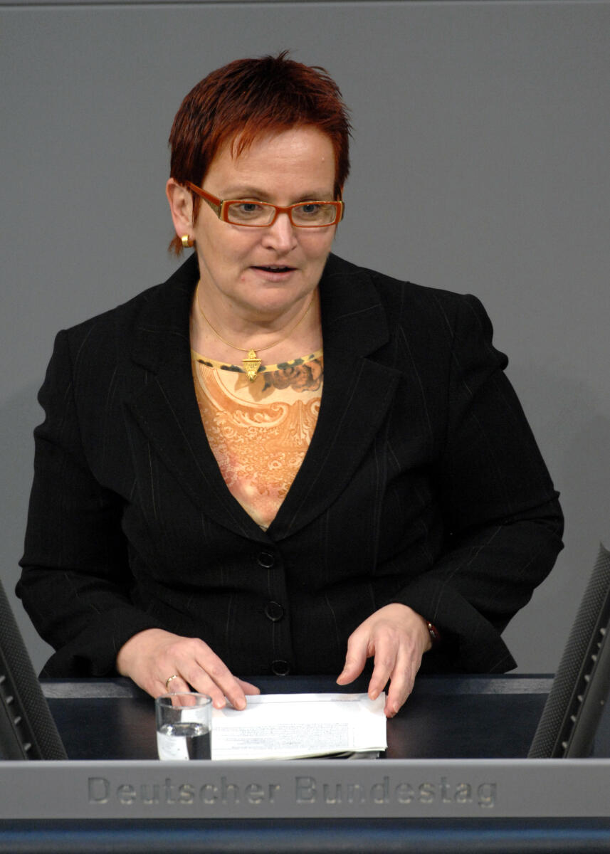 Elke Ferner, SPD, Bundestagsabgeordnete, Abgeordnete, Mitglied des Deutschen Bundestages, MdB, Rede, Deutscher Bundestag, 205. Sitzung, TOP 4, Thema: Gesundheitswesen, Redner 4.; Rednerpult. Ferner, Elke Elke Ferner, SPD, Bundestagsabgeordnete, Abgeordnete, Mitglied des Deutschen Bundestages, MdB, Rede, Deutscher Bundestag, 205. Sitzung, TOP 4, Thema: Gesundheitswesen, Redner 4.; Rednerpult.