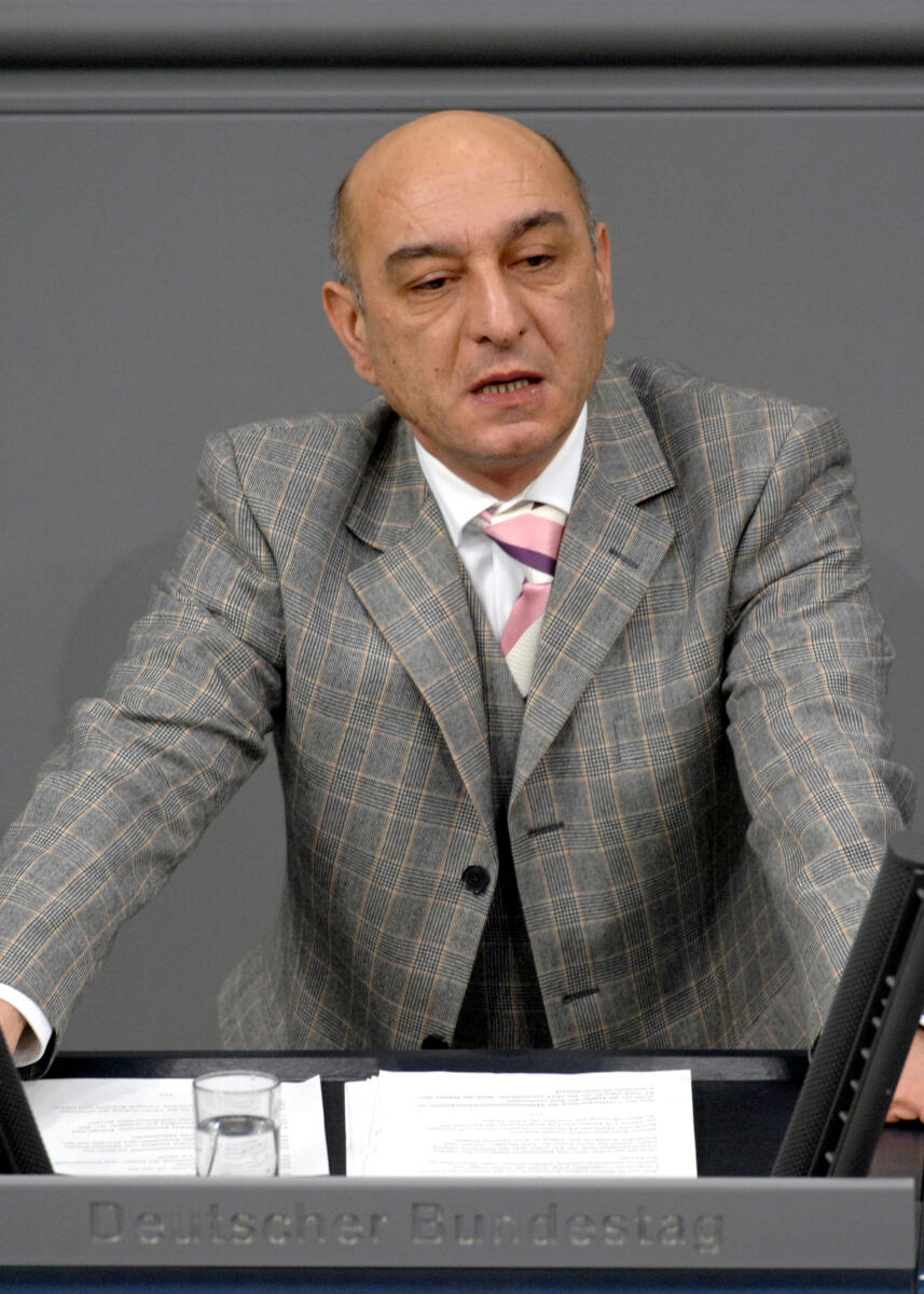 Aydin, Hüseyin Kenan Hüseyin Kenan Aydin, DIE LINKE., Bundestagsabgeordneter, Abgeordneter, Mitglied des Deutschen Bundestages, MdB, Rede, Deutscher Bundestag, 202. Sitzung, TOP 3, Thema: Entwicklungspolitik, Redner 4.; Rednerpult.
