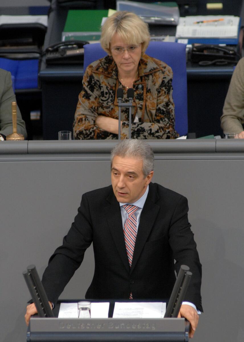 Tillich, Stanislaw; Kastner, Susanne Stanislaw Tillich, CDU/CSU, Min.Präs. Sachsen, Rede, Deutscher Bundestag, 198. Sitzung, TOP 1, Thema: Maßnahmen zur Stärkung von Wachstum und Beschäftigung, Vorsitz: Bundestagsvizepräsidentin Dr. Susanne Kastner, SPD.; Rednerpult.