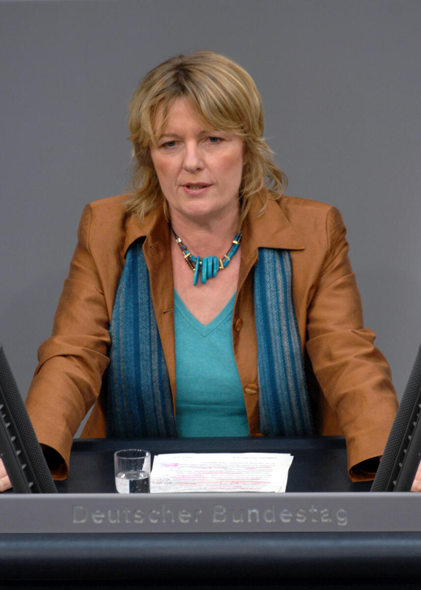 Christine Scheel, Bündnis 90/Die Grünen, Bundestagsabgeordnete, Abgeordnete, Mitglied des Deutschen Bundestages, MdB, Rede, Deutscher Bundestag, 198. Sitzung, TOP 1, Thema: Maßnahmen zur Stärkung von Wachstum und Beschäftigung, Redner 11.; Rednerpult. Scheel, Christine Christine Scheel, Bündnis 90/Die Grünen, Bundestagsabgeordnete, Abgeordnete, Mitglied des Deutschen Bundestages, MdB, Rede, Deutscher Bundestag, 198. Sitzung, TOP 1, Thema: Maßnahmen zur Stärkung von Wachstum und Beschäftigung, Redner 11.; Rednerpult.