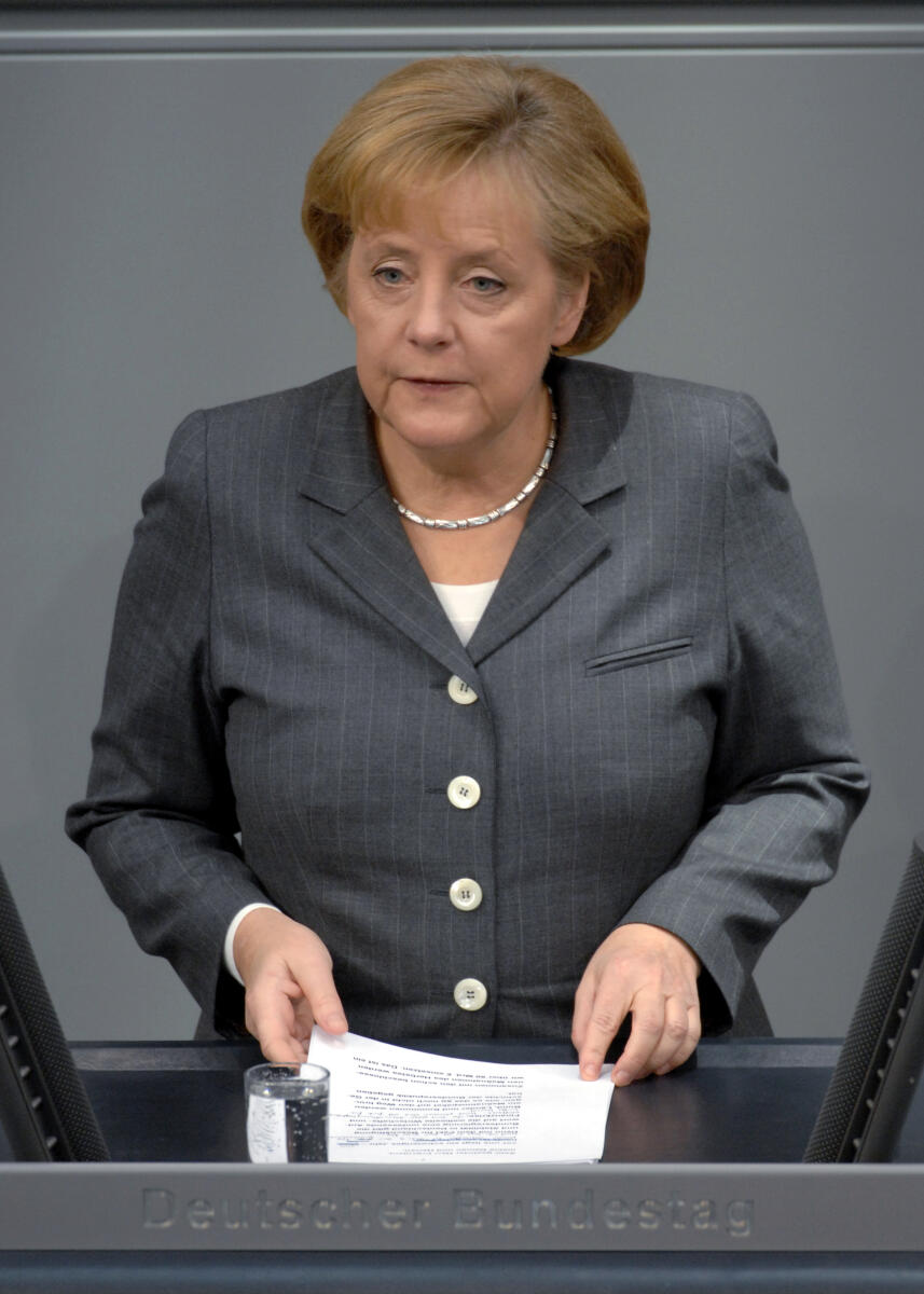 Merkel, Angela Dr. Angela Merkel, Bundeskanzlerin, CDU/CSU, Bundestagsabgeordnete, Abgeordnete, Mitglied des Deutschen Bundestages, MdB, Rede, Deutscher Bundestag, 198. Sitzung, TOP 1, Thema: Reg. Erkl. zu den Maßnahmen zur Stärkung von Wachstum und Beschäftigung, Redner 1.; Rednerpult.