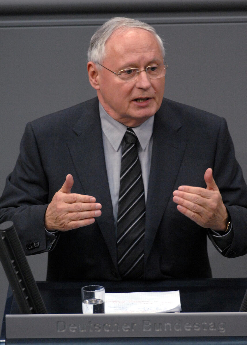 Lafontaine, Oskar Oskar Lafontaine, DIE LINKE., Bundestagsabgeordneter, Abgeordneter, Mitglied des Deutschen Bundestages, MdB, Rede, Deutscher Bundestag, 196. Sitzung, TOP 4 i. V. m. TOP 32, Thema: Europäischer Rat, Sozialprotokoll zu dem Vertrag von Lissabon, Redner 4.; Rednerpult.