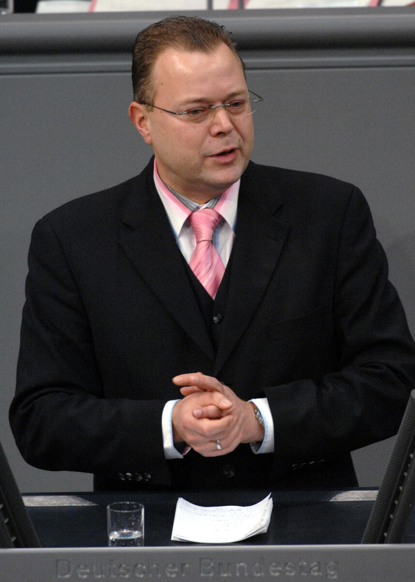 Stübgen, Michael Michael Stübgen, CDU/CSU, Bundestagsabgeordneter, Abgeordneter, Mitglied des Deutschen Bundestages, MdB, Rede, Deutscher Bundestag, 196. Sitzung, TOP 4 i. V. m. TOP 32, Thema: Europäischer Rat, Sozialprotokoll zu dem Vertrag von Lissabon, Redner 3.; Rednerpult.