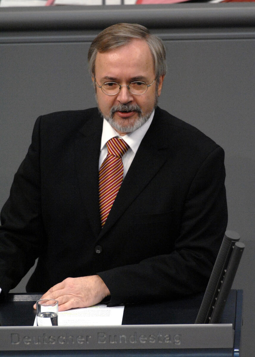 Hoyer, Werner Dr. Werner Hoyer, FDP, Bundestagsabgeordneter, Abgeordneter, Mitglied des Deutschen Bundestages, MdB, Rede, Deutscher Bundestag, 196. Sitzung, TOP 4 i. V. m. TOP 32, Thema: Europäischer Rat, Sozialprotokoll zu dem Vertrag von Lissabon, Redner 2.; Rednerpult.