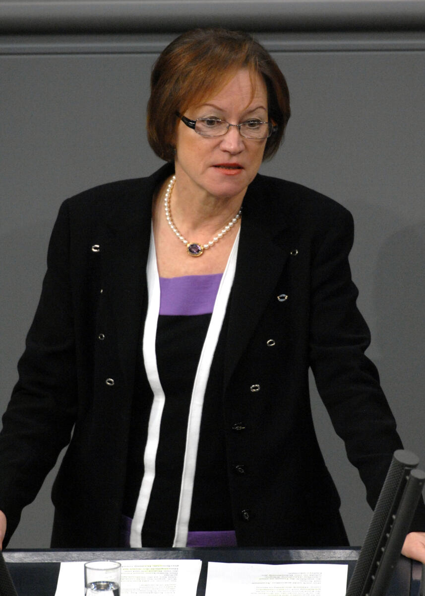 Irmingard Schewe-Gerigk, Bündnis 90/Die Grünen, Bundestagsabgeordnete, Abgeordnete, Mitglied des Deutschen Bundestages, MdB, Rede, Deutscher Bundestag, 196. Sitzung, TOP 5, Thema: Schwangerschaftskonfliktgesetz, Redner 7.; Rednerpult. Schewe-Gerigk, Irmingard Irmingard Schewe-Gerigk, Bündnis 90/Die Grünen, Bundestagsabgeordnete, Abgeordnete, Mitglied des Deutschen Bundestages, MdB, Rede, Deutscher Bundestag, 196. Sitzung, TOP 5, Thema: Schwangerschaftskonfliktgesetz, Redner 7.; Rednerpult.