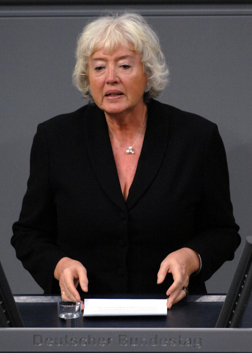 Schmidt, Renate Renate Schmidt, SPD, Bundestagsabgeordnete, Abgeordnete, Mitglied des Deutschen Bundestages, MdB, Rede, Deutscher Bundestag, 196. Sitzung, TOP 5, Thema: Schwangerschaftskonfliktgesetz, Redner 6.; Rednerpult.