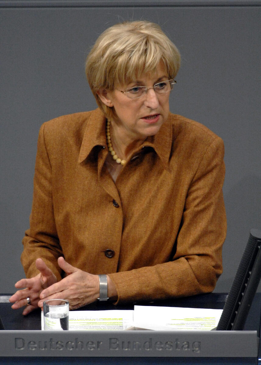 Ina Lenke, FDP, Bundestagsabgeordnete, Abgeordnete, Mitglied des Deutschen Bundestages, MdB, Rede, Deutscher Bundestag, 196. Sitzung, TOP 5, Thema: Schwangerschaftskonfliktgesetz, Redner 4.; Rednerpult. Lenke, Ina Ina Lenke, FDP, Bundestagsabgeordnete, Abgeordnete, Mitglied des Deutschen Bundestages, MdB, Rede, Deutscher Bundestag, 196. Sitzung, TOP 5, Thema: Schwangerschaftskonfliktgesetz, Redner 4.; Rednerpult.