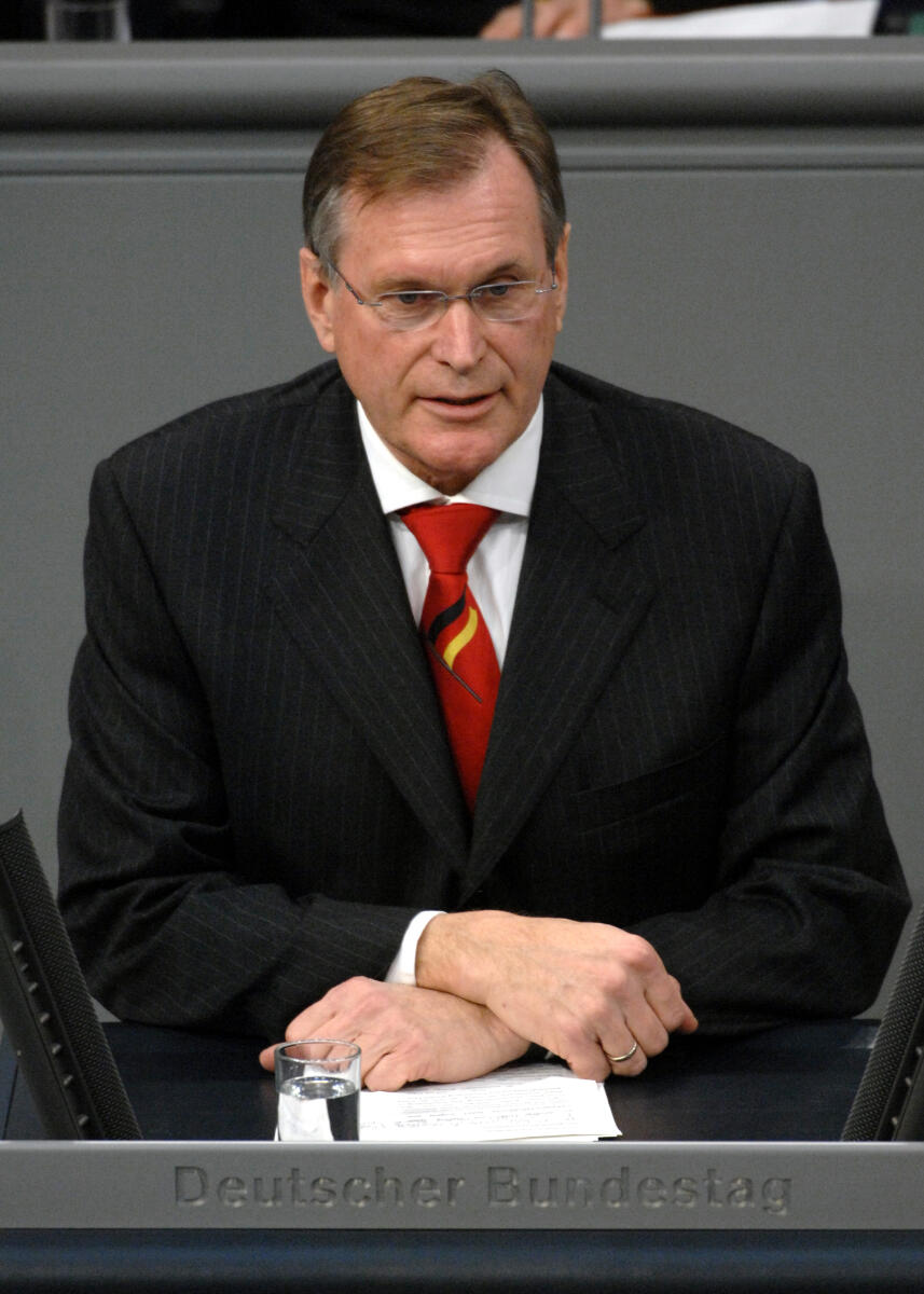 Singhammer, Johannes Johannes Singhammer, CDU/CSU, Bundestagsabgeordneter, Abgeordneter, Mitglied des Deutschen Bundestages, MdB, Rede, Deutscher Bundestag, 196. Sitzung, TOP 5, Thema: Schwangerschaftskonfliktgesetz, Redner 1.; Rednerpult.