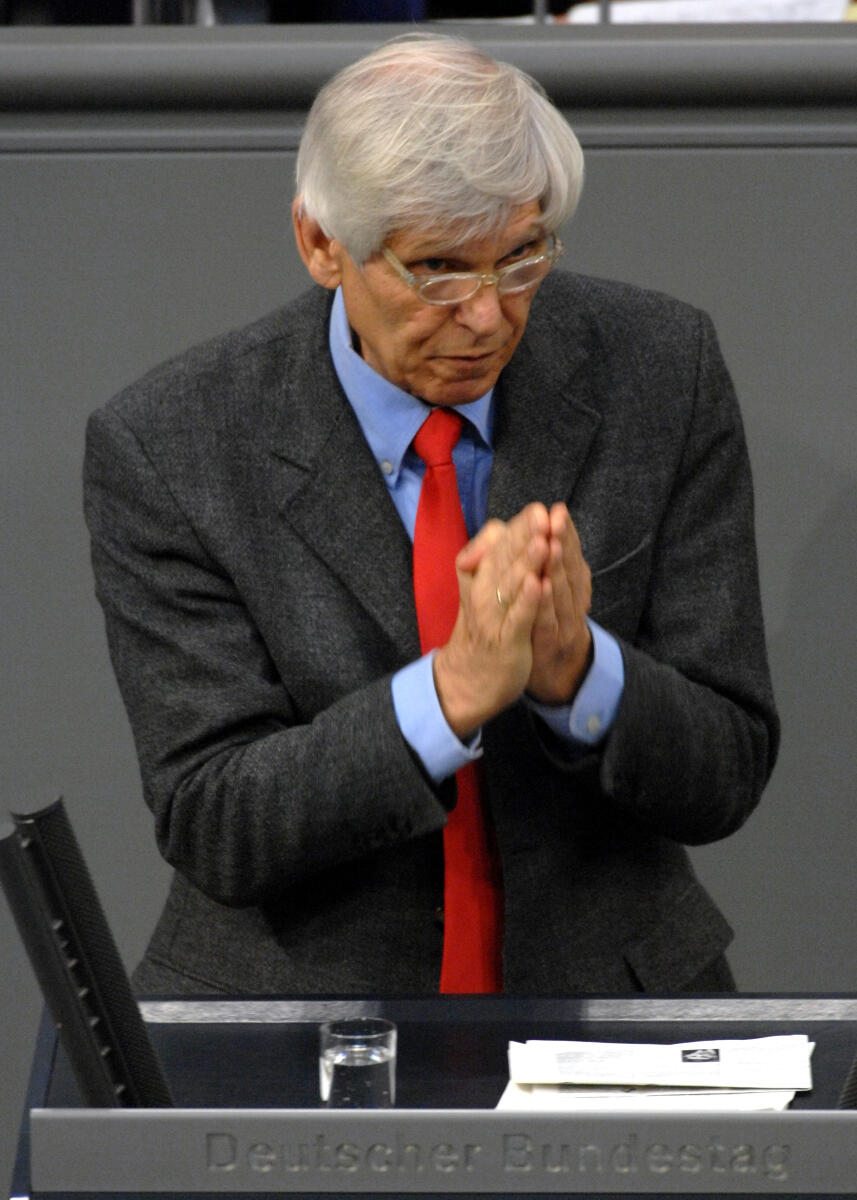 Weisskirchen, Gert Gert Weisskirchen, SPD, Bundestagsabgeordneter, Abgeordneter, Mitglied des Deutschen Bundestages, MdB, Rede, Deutscher Bundestag, 196. Sitzung, TOP 4 i. V. m. TOP 32, Thema: Europäischer Rat, Sozialprotokoll zu dem Vertrag von Lissabon, Redner 14.; Rednerpult.