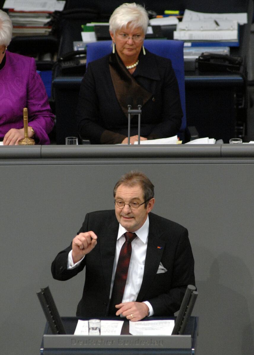 Hans Peter Thul, CDU/CSU, Bundestagsabgeordneter, Abgeordneter, Mitglied des Deutschen Bundestages, MdB, Rede, Deutscher Bundestag, 196. Sitzung, TOP 4 i. V. m. TOP 32, Thema: Europäischer Rat, Sozialprotokoll zu dem Vertrag von Lissabon, Vorsitz: Bundestagsvizepräsidentin Gerda Hasselfeldt, CDU/CSU.; Rednerpult. Thul, Hans Peter; Hasselfeldt, Gerda Hans Peter Thul, CDU/CSU, Bundestagsabgeordneter, Abgeordneter, Mitglied des Deutschen Bundestages, MdB, Rede, Deutscher Bundestag, 196. Sitzung, TOP 4 i. V. m. TOP 32, Thema: Europäischer Rat, Sozialprotokoll zu dem Vertrag von Lissabon, Vorsitz: Bundestagsvizepräsidentin Gerda Hasselfeldt, CDU/CSU.; Rednerpult.