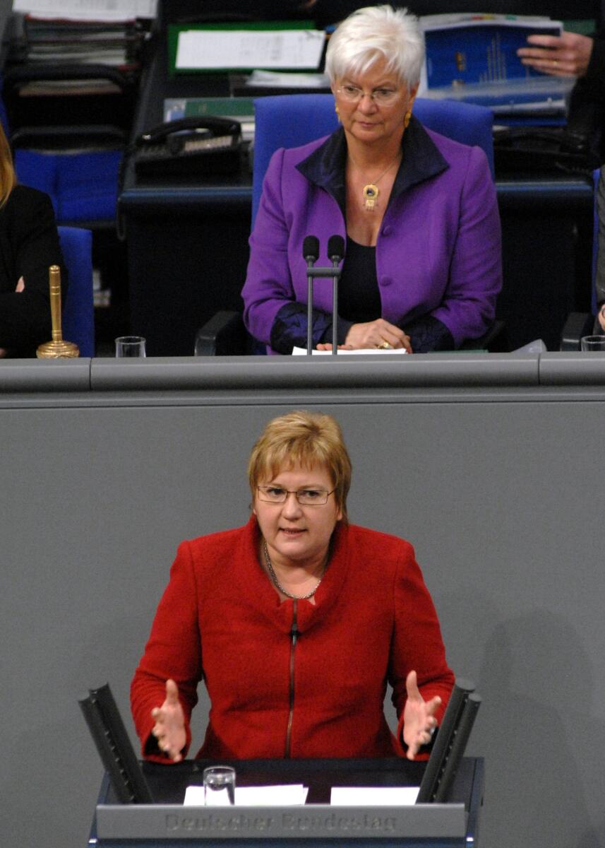 Iris Gleicke, SPD, Bundestagsabgeordnete, Abgeordnete, Mitglied des Deutschen Bundestages, MdB, Rede, Deutscher Bundestag, 193. Sitzung, TOP 3, Thema: Rentenrecht, Vorsitz: Bundestagsvizepräsidentin Gerda Hasselfeldt, CDU/CSU.; Rednerpult. Gleicke, Iris; Hasselfeldt, Gerda Iris Gleicke, SPD, Bundestagsabgeordnete, Abgeordnete, Mitglied des Deutschen Bundestages, MdB, Rede, Deutscher Bundestag, 193. Sitzung, TOP 3, Thema: Rentenrecht, Vorsitz: Bundestagsvizepräsidentin Gerda Hasselfeldt, CDU/CSU.; Rednerpult.