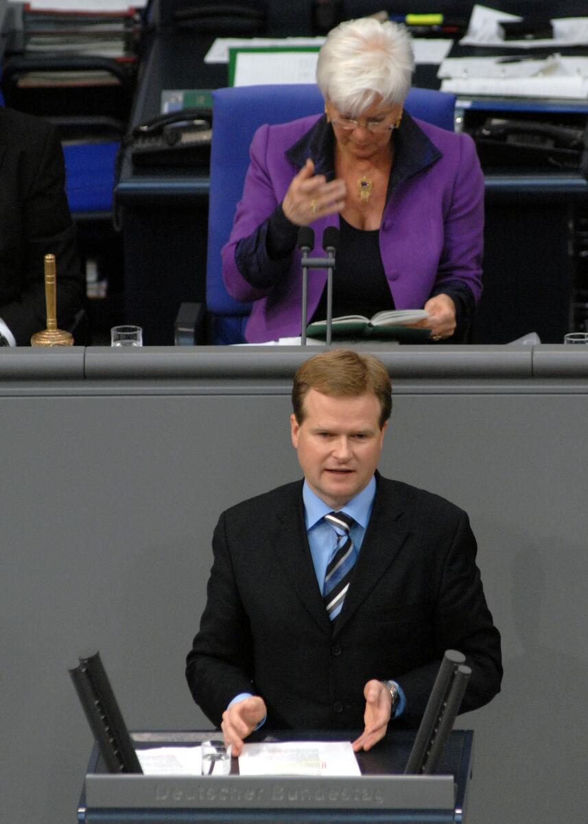 Frank Schwabe, SPD, Bundestagsabgeordneter, Abgeordneter, Mitglied des Deutschen Bundestages, MdB, Rede, Deutscher Bundestag, 193. Sitzung, TOP 2, Thema: Aussprache zur Reg.-Erkl. zum Europäischen Rat, Vorsitz: Bundestagsvizepräsidentin Gerda Hasselfeldt, CDU/CSU.; Rednerpult. Schwabe, Frank; Hasselfeldt, Gerda Frank Schwabe, SPD, Bundestagsabgeordneter, Abgeordneter, Mitglied des Deutschen Bundestages, MdB, Rede, Deutscher Bundestag, 193. Sitzung, TOP 2, Thema: Aussprache zur Reg.-Erkl. zum Europäischen Rat, Vorsitz: Bundestagsvizepräsidentin Gerda Hasselfeldt, CDU/CSU.; Rednerpult.