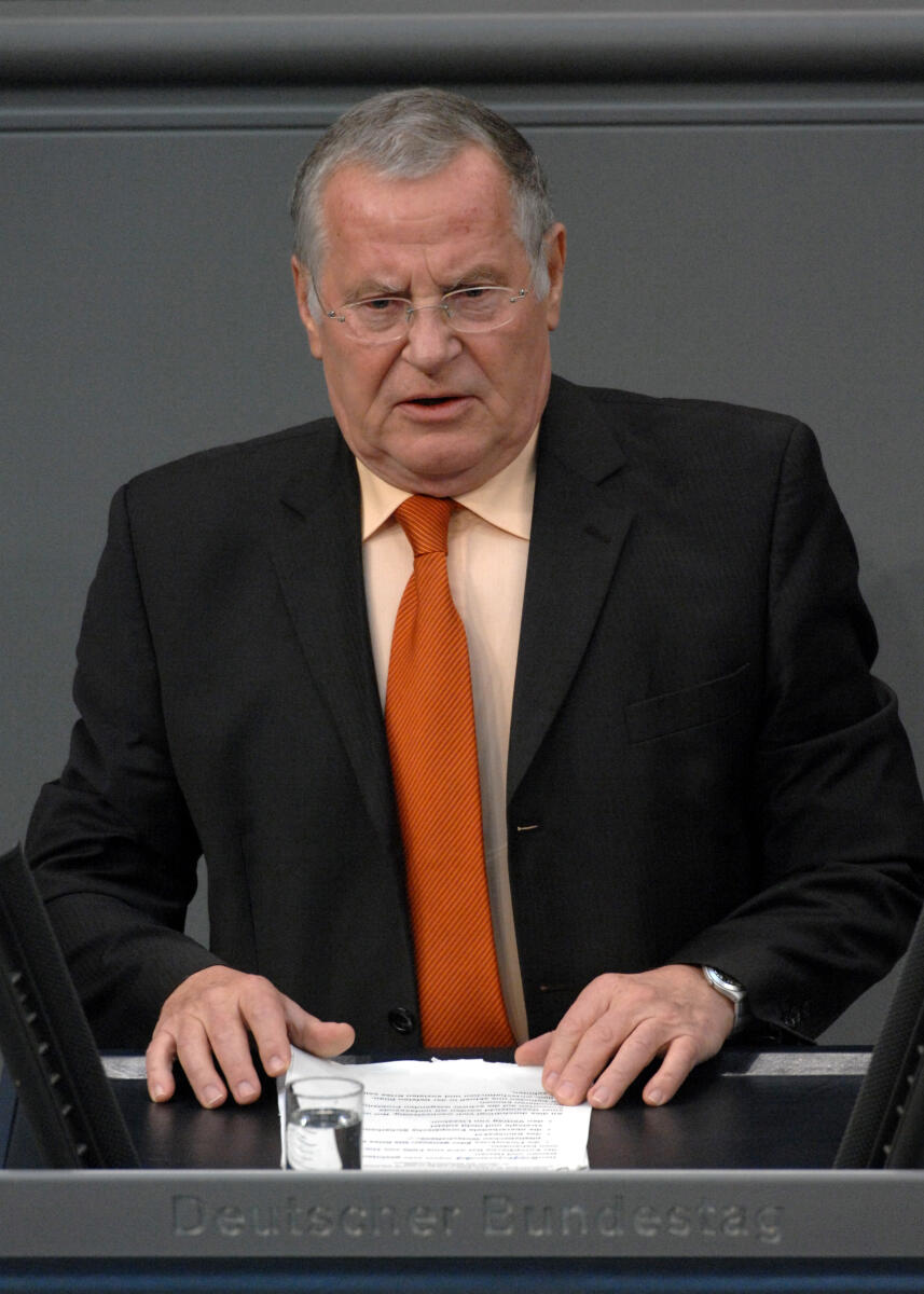 Bisky, Lothar Dr. Lothar Bisky, DIE LINKE., Bundestagsabgeordneter, Abgeordneter, Mitglied des Deutschen Bundestages, MdB, Rede, Deutscher Bundestag, 193. Sitzung, TOP 2, Thema: Aussprache zur Reg.-Erkl. zum Europäischen Rat, Redner 4.; Rednerpult.