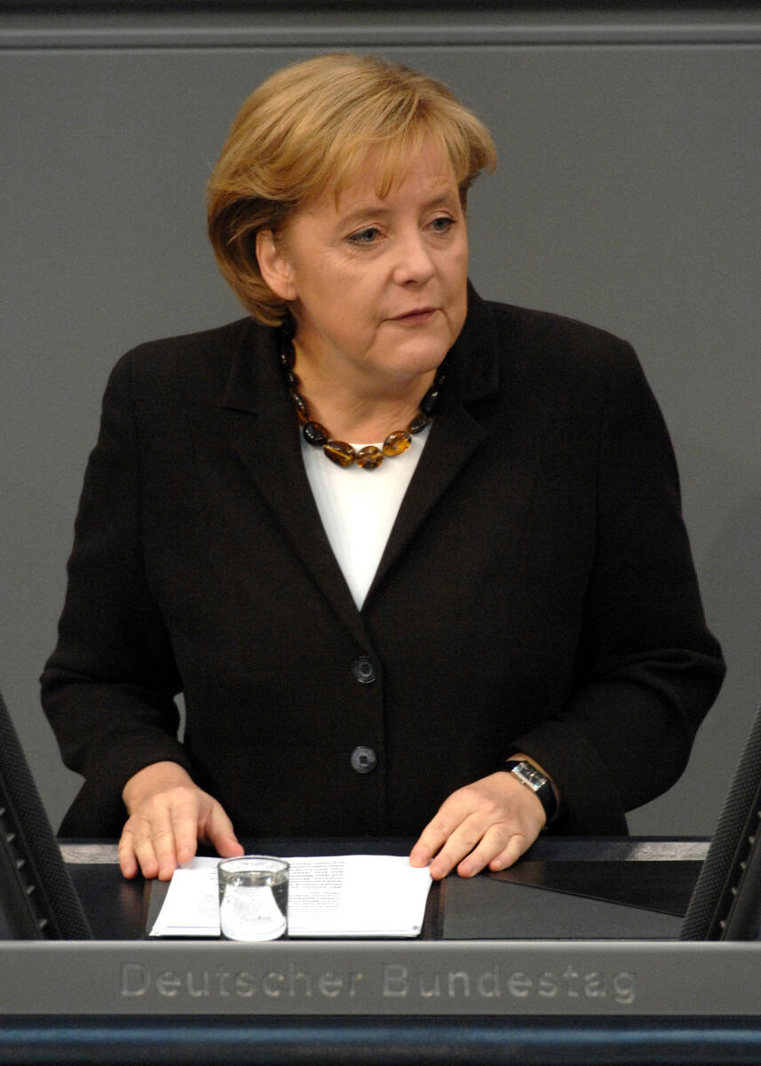 Dr. Angela Merkel, Bundeskanzlerin, CDU/CSU, Bundestagsabgeordnete, Abgeordnete, Mitglied des Deutschen Bundestages, MdB, Rede, Deutscher Bundestag, 189. Sitzung, TOP II.8, Epl 04, Thema: Haushaltsgesetz 2009, Bundeskanzleramt, Redner 2.; Rednerpult. Merkel, Angela Dr. Angela Merkel, Bundeskanzlerin, CDU/CSU, Bundestagsabgeordnete, Abgeordnete, Mitglied des Deutschen Bundestages, MdB, Rede, Deutscher Bundestag, 189. Sitzung, TOP II.8, Epl 04, Thema: Haushaltsgesetz 2009, Bundeskanzleramt, Redner 2.; Rednerpult.