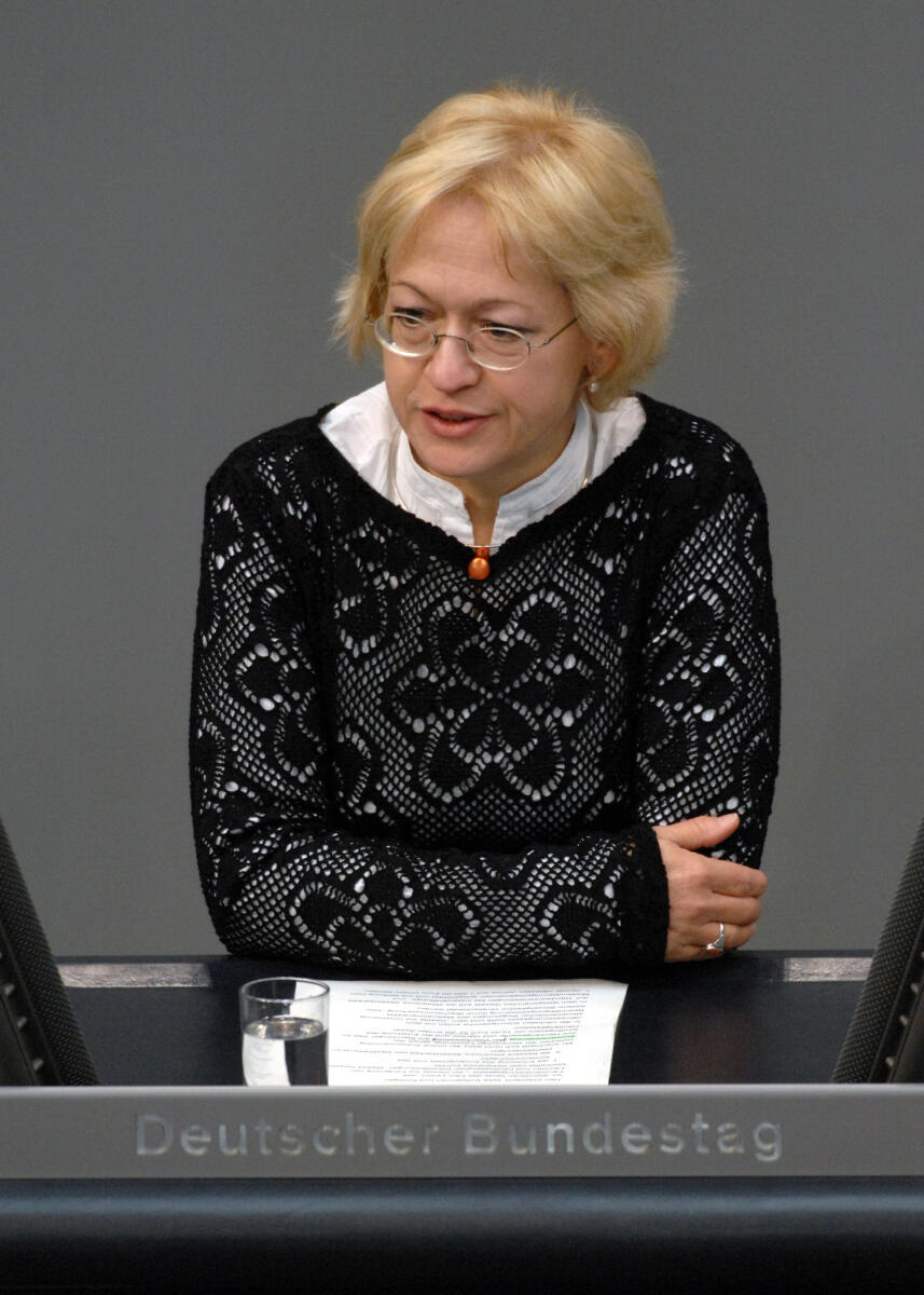 Dr. Barbara Höll, DIE LINKE., Bundestagsabgeordnete, Abgeordnete, Mitglied des Deutschen Bundestages, MdB, Rede, Deutscher Bundestag, 187. Sitzung, TOP 15, Thema: Familienleistungsgesetz, Redner 4.; Rednerpult. Höll, Barbara Dr. Barbara Höll, DIE LINKE., Bundestagsabgeordnete, Abgeordnete, Mitglied des Deutschen Bundestages, MdB, Rede, Deutscher Bundestag, 187. Sitzung, TOP 15, Thema: Familienleistungsgesetz, Redner 4.; Rednerpult.