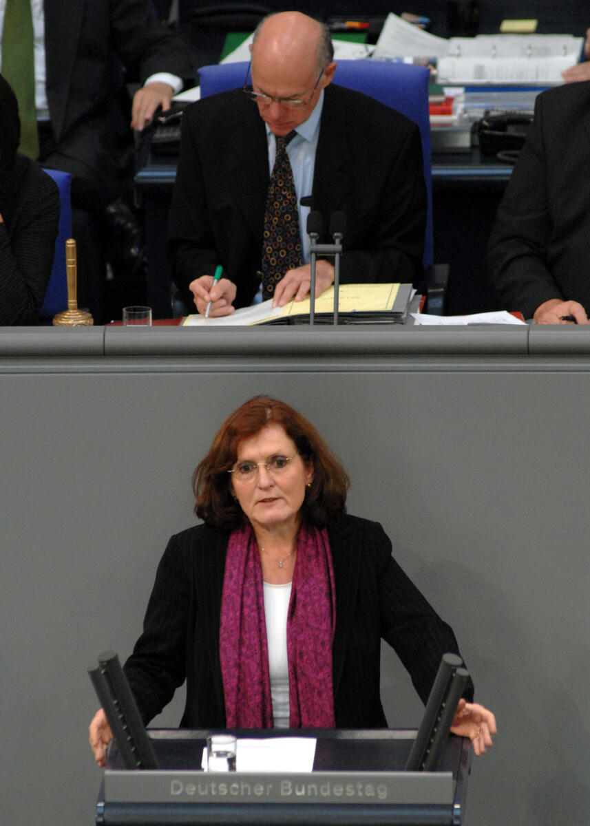 Ursula Mogg, SPD, Bundestagsabgeordnete, Abgeordnete, Mitglied des Deutschen Bundestages, MdB, Rede, Deutscher Bundestag, 181. Sitzung, TOP 1, Thema: Bundeswehreinsatz in Afghanistan (ISAF), Vorsitz: Bundestagspräsident Prof. Dr. Norbert Lammert, CDU/CSU.; Rednerpult. Mogg, Ursula; Lammert, Norbert Ursula Mogg, SPD, Bundestagsabgeordnete, Abgeordnete, Mitglied des Deutschen Bundestages, MdB, Rede, Deutscher Bundestag, 181. Sitzung, TOP 1, Thema: Bundeswehreinsatz in Afghanistan (ISAF), Vorsitz: Bundestagspräsident Prof. Dr. Norbert Lammert, CDU/CSU.; Rednerpult.