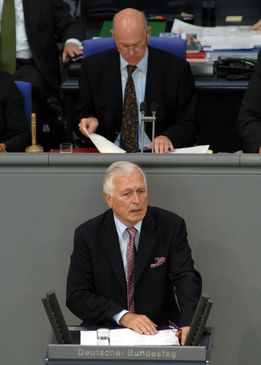 Bernd Schmidbauer, CDU/CSU, Bundestagsabgeordneter, Abgeordneter, Mitglied des Deutschen Bundestages, MdB, Rede, Deutscher Bundestag, 181. Sitzung, TOP 1, Thema: Bundeswehreinsatz in Afghanistan (ISAF), Vorsitz: Bundestagspräsident Prof. Dr. Norbert Lammert, CDU/CSU.; Rednerpult. Schmidbauer, Bernd; Lammert, Norbert Bernd Schmidbauer, CDU/CSU, Bundestagsabgeordneter, Abgeordneter, Mitglied des Deutschen Bundestages, MdB, Rede, Deutscher Bundestag, 181. Sitzung, TOP 1, Thema: Bundeswehreinsatz in Afghanistan (ISAF), Vorsitz: Bundestagspräsident Prof. Dr. Norbert Lammert, CDU/CSU.; Rednerpult.