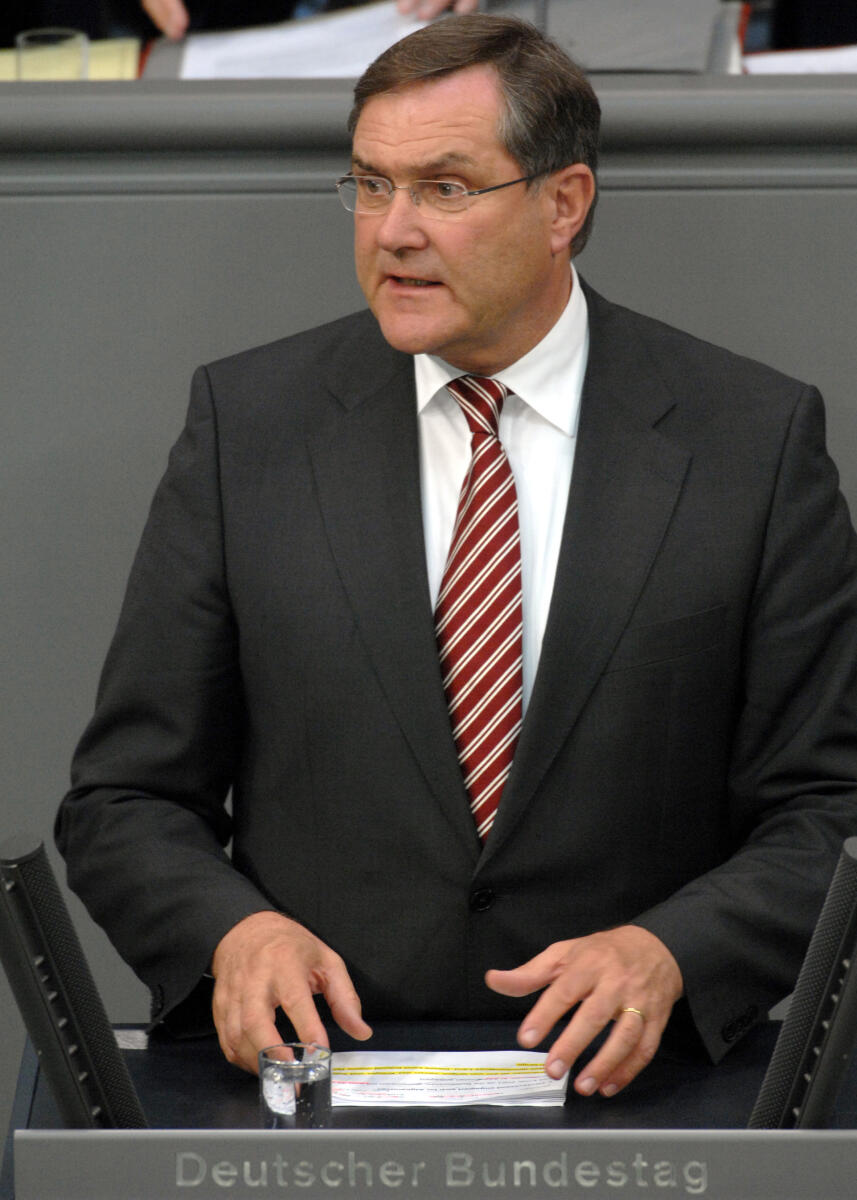 Dr. Franz Josef Jung, BMin., CDU/CSU, Bundestagsabgeordneter, Abgeordneter, Mitglied des Deutschen Bundestages, MdB, Rede, Deutscher Bundestag, 181. Sitzung, TOP 1, Thema: Bundeswehreinsatz in Afghanistan (ISAF), Redner 8.; Rednerpult. Jung, Franz Josef Dr. Franz Josef Jung, BMin., CDU/CSU, Bundestagsabgeordneter, Abgeordneter, Mitglied des Deutschen Bundestages, MdB, Rede, Deutscher Bundestag, 181. Sitzung, TOP 1, Thema: Bundeswehreinsatz in Afghanistan (ISAF), Redner 8.; Rednerpult.