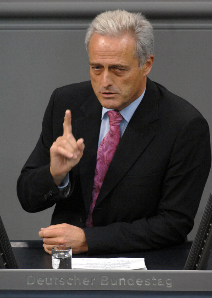 Dr. Peter Ramsauer, CDU/CSU, Bundestagsabgeordneter, Abgeordneter, Mitglied des Deutschen Bundestages, MdB, Rede, Deutscher Bundestag, 181. Sitzung, TOP 1, Thema: Bundeswehreinsatz in Afghanistan (ISAF), Redner 3.; Rednerpult. Ramsauer, Peter Dr. Peter Ramsauer, CDU/CSU, Bundestagsabgeordneter, Abgeordneter, Mitglied des Deutschen Bundestages, MdB, Rede, Deutscher Bundestag, 181. Sitzung, TOP 1, Thema: Bundeswehreinsatz in Afghanistan (ISAF), Redner 3.; Rednerpult.