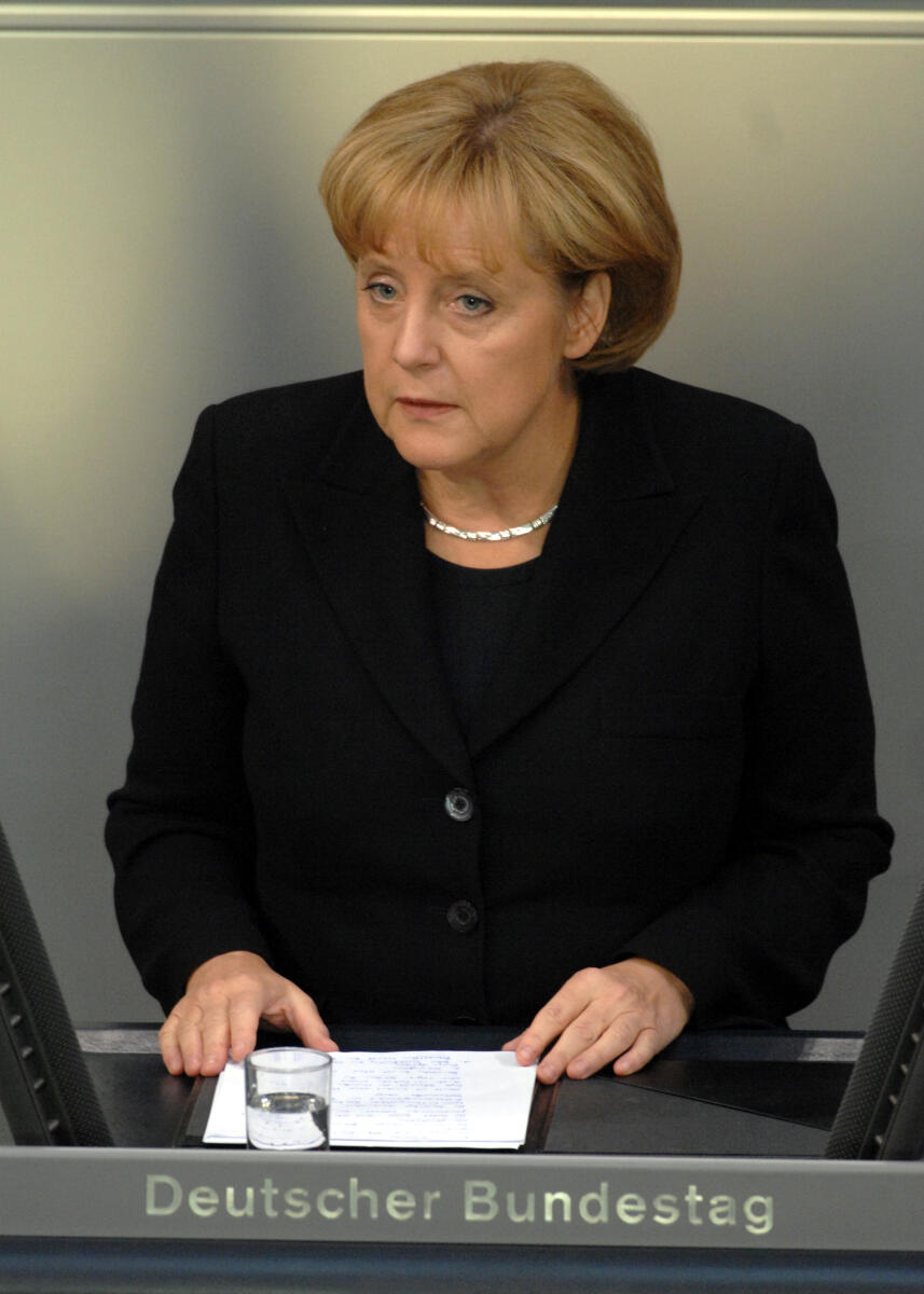 Dr. Angela Merkel, Bundeskanzlerin, CDU/CSU, Bundestagsabgeordnete, Abgeordnete, Mitglied des Deutschen Bundestages, MdB, Rede, Deutscher Bundestag, 181. Sitzung, TOP 2, Thema: Reg. Erkl. der Bundeskanzlerin zur Lage auf den Finanzmärkten, Redner 1.; Rednerpult. Merkel, Angela Dr. Angela Merkel, Bundeskanzlerin, CDU/CSU, Bundestagsabgeordnete, Abgeordnete, Mitglied des Deutschen Bundestages, MdB, Rede, Deutscher Bundestag, 181. Sitzung, TOP 2, Thema: Reg. Erkl. der Bundeskanzlerin zur Lage auf den Finanzmärkten, Redner 1.; Rednerpult.