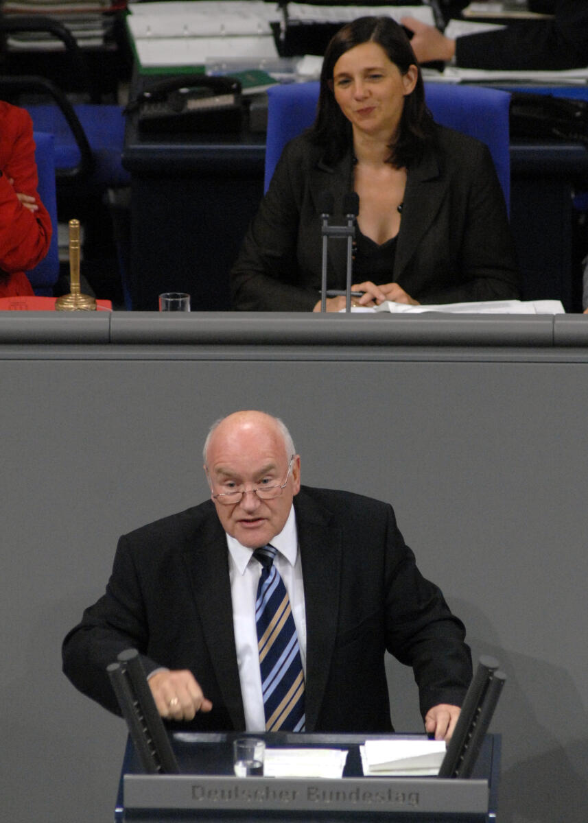 Ernst Hinsken, PSts., CDU/CSU, Bundestagsabgeordneter, Abgeordneter, Mitglied des Deutschen Bundestages, MdB, Rede, Deutscher Bundestag, 179. Sitzung, TOP 11, Thema: Tourismuspolitik. Vorsitz: Bundestagsvizepräsidentin Katrin Göring-Eckardt, Bündnis 90/Die Grünen.; Rednerpult. Hinsken, Ernst; Göring-Eckardt, Katrin Ernst Hinsken, PSts., CDU/CSU, Bundestagsabgeordneter, Abgeordneter, Mitglied des Deutschen Bundestages, MdB, Rede, Deutscher Bundestag, 179. Sitzung, TOP 11, Thema: Tourismuspolitik. Vorsitz: Bundestagsvizepräsidentin Katrin Göring-Eckardt, Bündnis 90/Die Grünen.; Rednerpult.