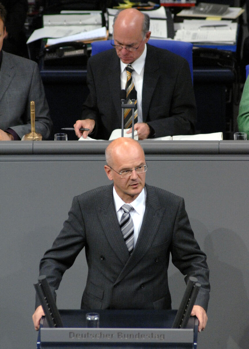 Siegfried Kauder, CDU/CSU, Bundestagsabgeordneter, Abgeordneter, Mitglied des Deutschen Bundestages, MdB, Rede, Deutscher Bundestag, 179. Sitzung, TOP 14, Thema: Strafrechtsänderungsgesetz-Korruption. Vorsitz: Bundestagspräsident Prof. Dr. Norbert Lammert, CDU/CSU.; Rednerpult. Kauder, Siegfried; Lammert, Norbert Siegfried Kauder, CDU/CSU, Bundestagsabgeordneter, Abgeordneter, Mitglied des Deutschen Bundestages, MdB, Rede, Deutscher Bundestag, 179. Sitzung, TOP 14, Thema: Strafrechtsänderungsgesetz-Korruption. Vorsitz: Bundestagspräsident Prof. Dr. Norbert Lammert, CDU/CSU.; Rednerpult.