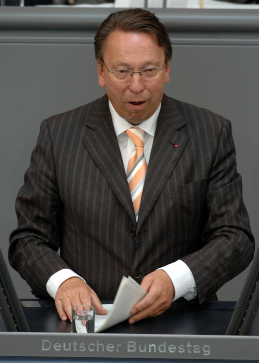 Klaus Uwe Benneter, SPD, Bundestagsabgeordneter, Abgeordneter, Mitglied des Deutschen Bundestages, MdB, Rede, Deutscher Bundestag, 172. Sitzung, TOP 5, Thema: GmbH-Recht, Redner 6.; Rednerpult. Benneter, Klaus Uwe Klaus Uwe Benneter, SPD, Bundestagsabgeordneter, Abgeordneter, Mitglied des Deutschen Bundestages, MdB, Rede, Deutscher Bundestag, 172. Sitzung, TOP 5, Thema: GmbH-Recht, Redner 6.; Rednerpult.
