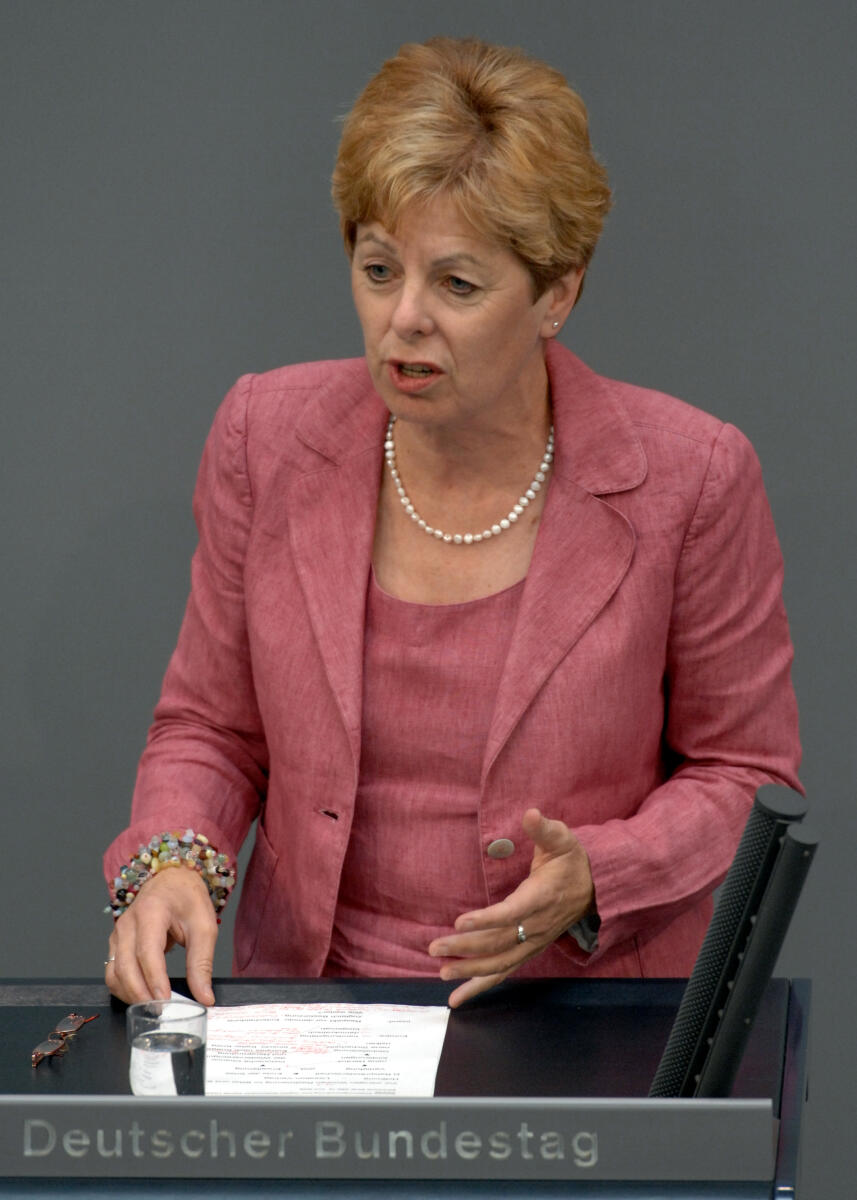 Dr. Angelica Schwall-Düren, SPD, Bundestagsabgeordnete, Abgeordnete, Mitglied des Deutschen Bundestages, MdB, Rede, Deutscher Bundestag, 169. Sitzung, TOP 3, Thema: Europäischer Rat in Brüssel, Redner 3.; Rednerpult. Schwall-Düren, Angelica Dr. Angelica Schwall-Düren, SPD, Bundestagsabgeordnete, Abgeordnete, Mitglied des Deutschen Bundestages, MdB, Rede, Deutscher Bundestag, 169. Sitzung, TOP 3, Thema: Europäischer Rat in Brüssel, Redner 3.; Rednerpult.