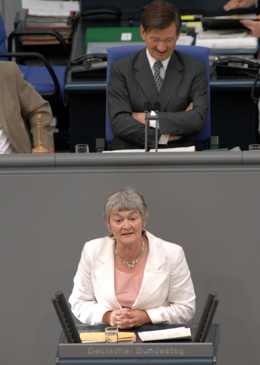Katharina Landgraf, CDU/CSU, Bundestagsabgeordnete, Abgeordnete, Mitglied des Deutschen Bundestages, MdB, Rede, Deutscher Bundestag, 166. Sitzung, TOP 4, Thema: Existenzsicherung von Kindern, Vorsitz: Bundestagsvizepräsident Dr. Hermann Otto Solms, FDP.; Rednerpult. Landgraf, Katharina; Solms, Hermann Otto Katharina Landgraf, CDU/CSU, Bundestagsabgeordnete, Abgeordnete, Mitglied des Deutschen Bundestages, MdB, Rede, Deutscher Bundestag, 166. Sitzung, TOP 4, Thema: Existenzsicherung von Kindern, Vorsitz: Bundestagsvizepräsident Dr. Hermann Otto Solms, FDP.; Rednerpult.