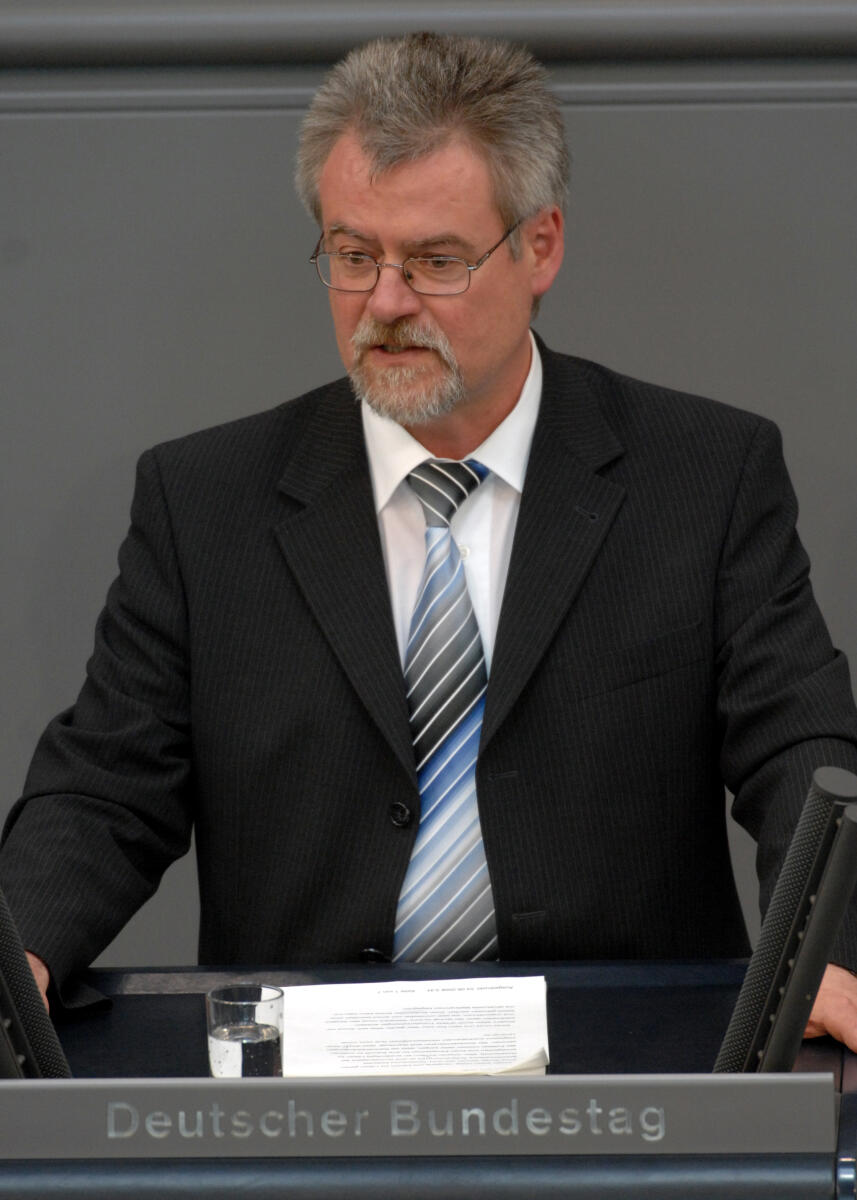 Dieter Steinecke, SPD, Bundestagsabgeordneter, Abgeordneter, Mitglied des Deutschen Bundestages, MdB, Rede, Deutscher Bundestag, 166. Sitzung, TOP 4, Thema: Existenzsicherung von Kindern, Redner 8.; Rednerpult. Steinecke, Dieter Dieter Steinecke, SPD, Bundestagsabgeordneter, Abgeordneter, Mitglied des Deutschen Bundestages, MdB, Rede, Deutscher Bundestag, 166. Sitzung, TOP 4, Thema: Existenzsicherung von Kindern, Redner 8.; Rednerpult.