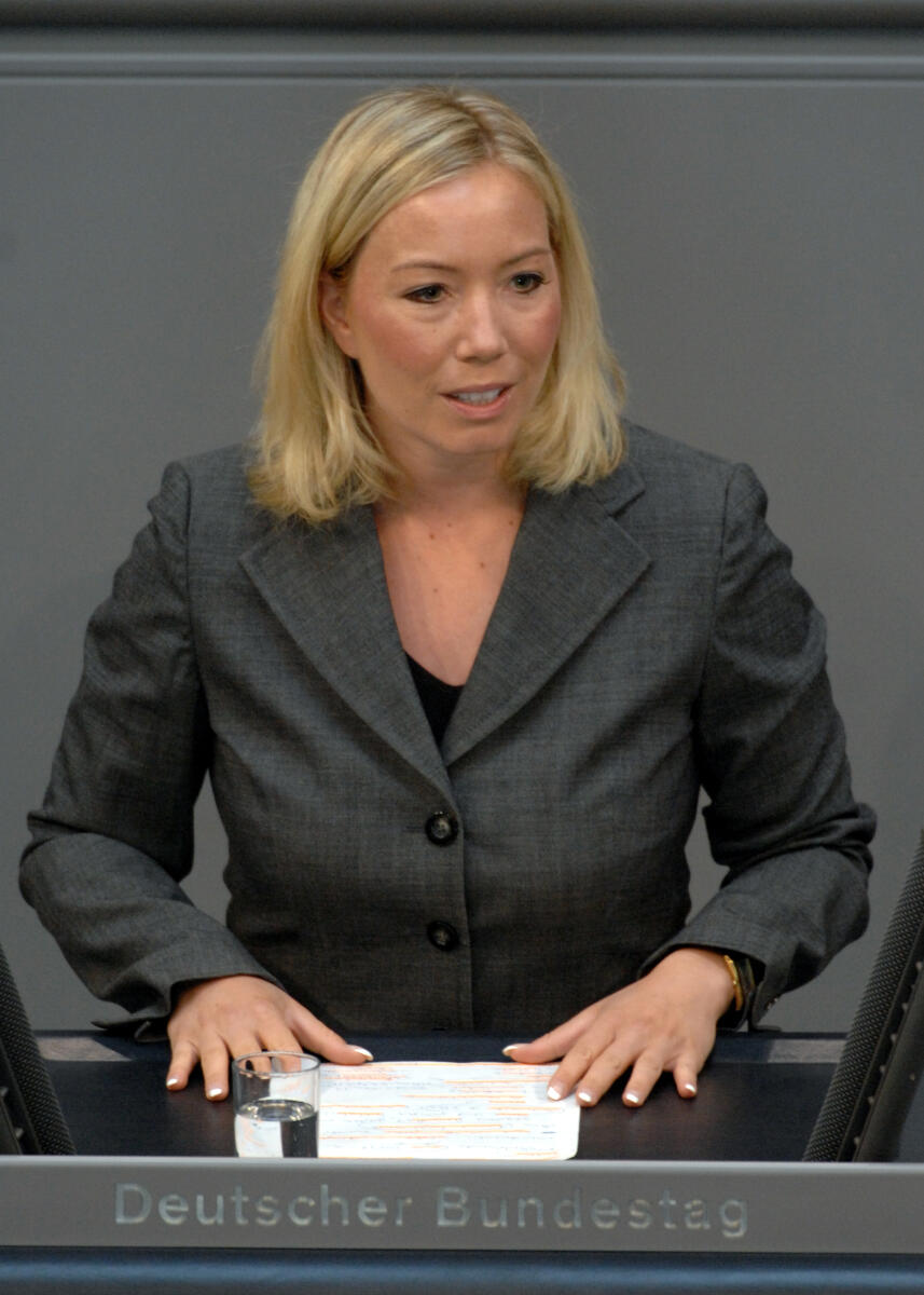 Miriam Gruß, FDP, Bundestagsabgeordnete, Abgeordnete, Mitglied des Deutschen Bundestages, MdB, Rede, Deutscher Bundestag, 166. Sitzung, TOP 4, Thema: Existenzsicherung von Kindern, Redner 1.; Rednerpult. Gruß, Miriam Miriam Gruß, FDP, Bundestagsabgeordnete, Abgeordnete, Mitglied des Deutschen Bundestages, MdB, Rede, Deutscher Bundestag, 166. Sitzung, TOP 4, Thema: Existenzsicherung von Kindern, Redner 1.; Rednerpult.