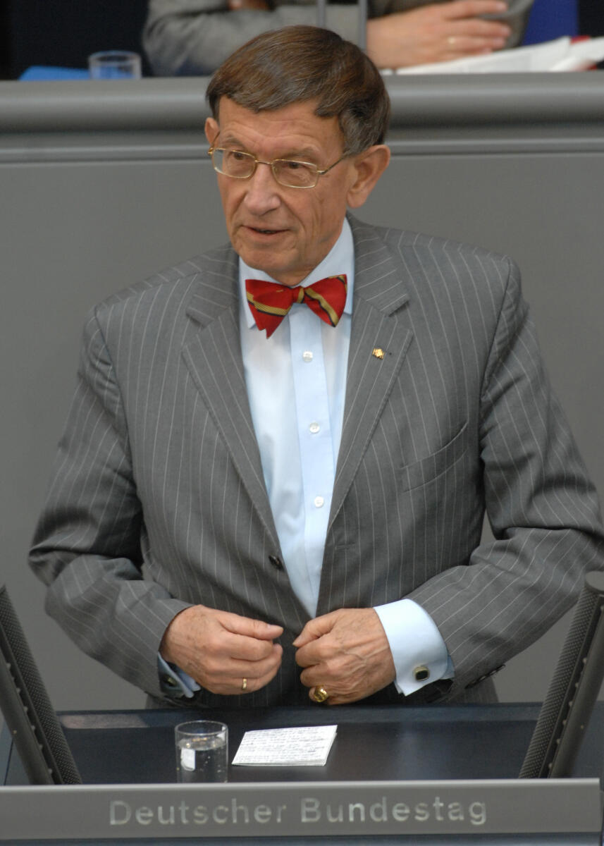 Dr. Heinz Riesenhuber, CDU/CSU, Bundestagsabgeordneter, Abgeordneter, Mitglied des Deutschen Bundestages, MdB, Rede, Deutscher Bundestag, 163. Sitzung, TOP 4, Thema: Forschung und Innovation, Redner 9.; Rednerpult. Riesenhuber, Heinz Dr. Heinz Riesenhuber, CDU/CSU, Bundestagsabgeordneter, Abgeordneter, Mitglied des Deutschen Bundestages, MdB, Rede, Deutscher Bundestag, 163. Sitzung, TOP 4, Thema: Forschung und Innovation, Redner 9.; Rednerpult.