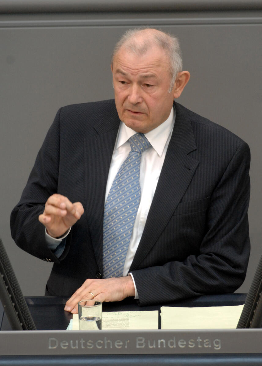 Dr. Günther Beckstein, Min.Präs. Bayern, CDU/CSU, Rede, Deutscher Bundestag, 157. Sitzung, TOP 3, Thema: Vertrag von Lissabon, Redner 8.; Rednerpult. Beckstein, Günther Dr. Günther Beckstein, Min.Präs. Bayern, CDU/CSU, Rede, Deutscher Bundestag, 157. Sitzung, TOP 3, Thema: Vertrag von Lissabon, Redner 8.; Rednerpult.