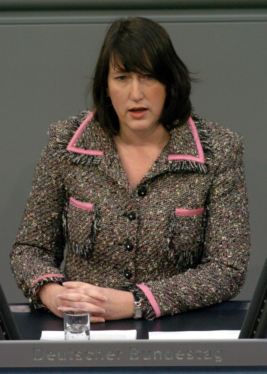 Hildegard Müller, CDU/CSU, Bundestagsabgeordnete, Abgeordnete, Mitglied des Deutschen Bundestages, MdB, Rede, Deutscher Bundestag, 155. Sitzung, TOP 22, Thema: Stammzellgesetz, Redner 20.; Rednerpult. Müller, Hildegard Hildegard Müller, CDU/CSU, Bundestagsabgeordnete, Abgeordnete, Mitglied des Deutschen Bundestages, MdB, Rede, Deutscher Bundestag, 155. Sitzung, TOP 22, Thema: Stammzellgesetz, Redner 20.; Rednerpult.