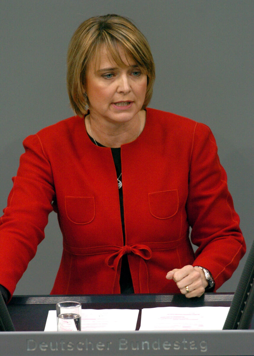 Annette Widmann-Mauz, CDU/CSU, Bundestagsabgeordnete, Abgeordnete, Mitglied des Deutschen Bundestages, MdB, Rede, Deutscher Bundestag, 155. Sitzung, TOP 22, Thema: Stammzellgesetz, Redner 16.; Rednerpult. Widmann-Mauz, Annette Annette Widmann-Mauz, CDU/CSU, Bundestagsabgeordnete, Abgeordnete, Mitglied des Deutschen Bundestages, MdB, Rede, Deutscher Bundestag, 155. Sitzung, TOP 22, Thema: Stammzellgesetz, Redner 16.; Rednerpult.